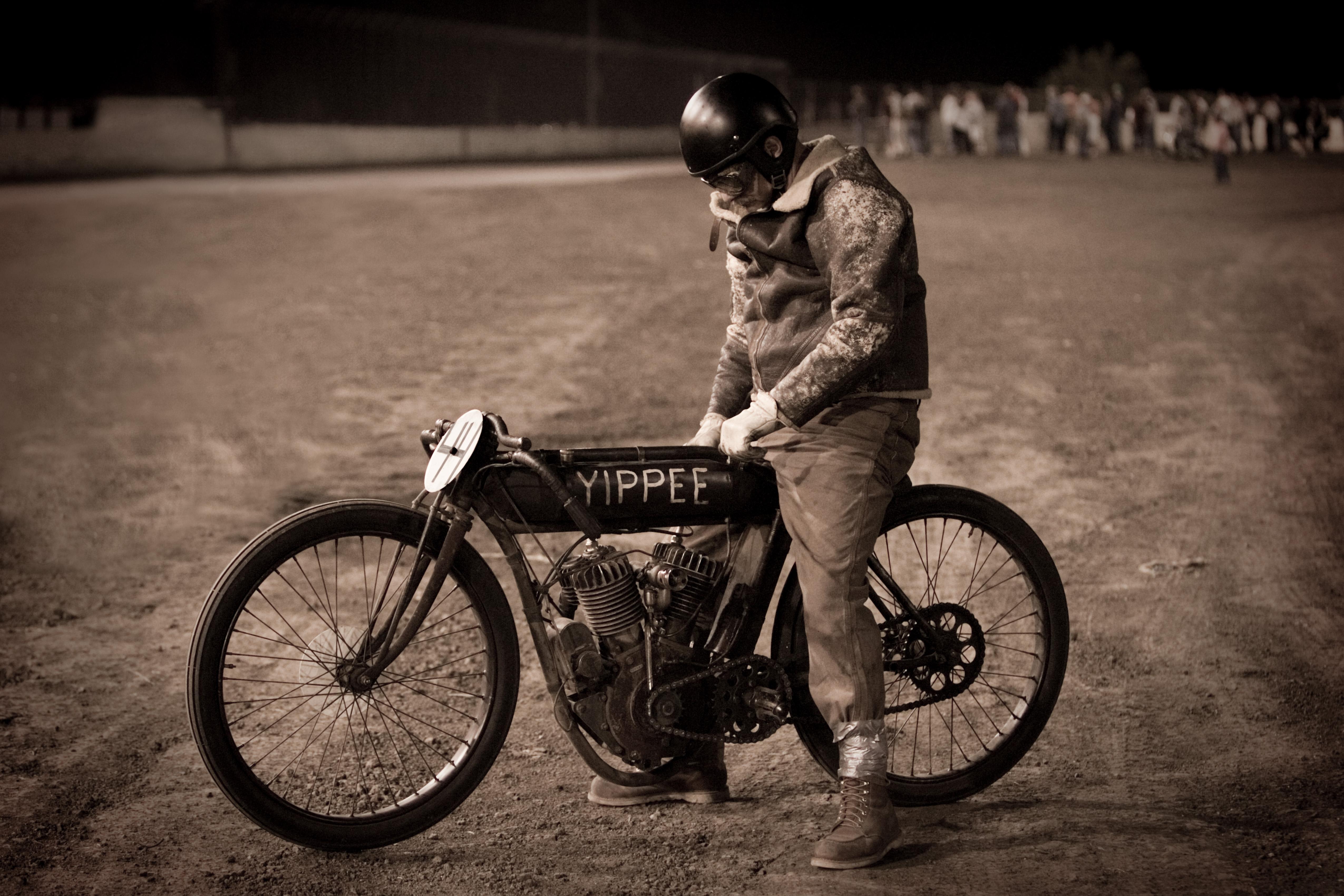 Nick Vedros Figurative Photograph – Indisches Motorrad Yippee