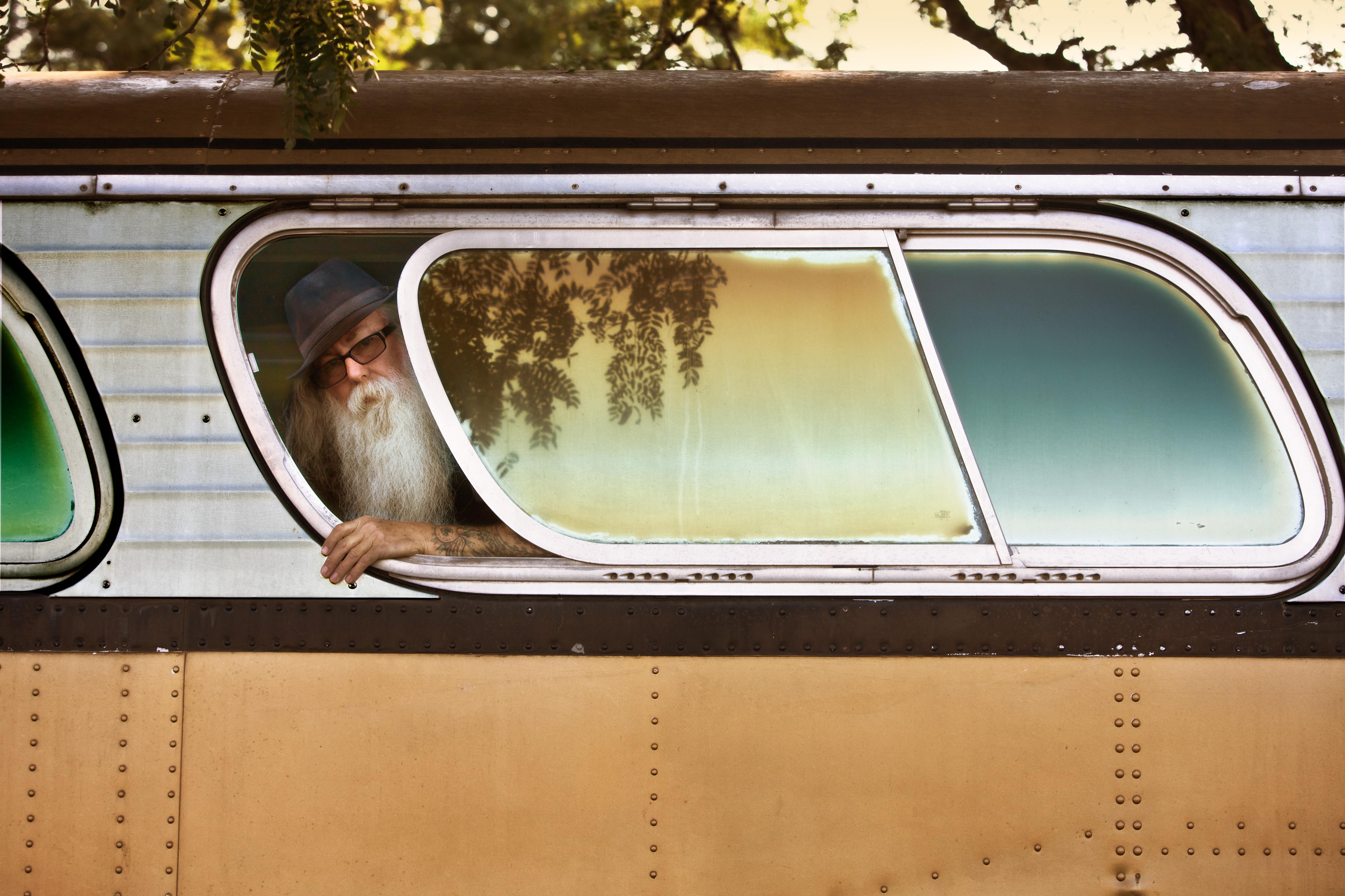 Nick Vedros Figurative Photograph – Mann auf einem Bus