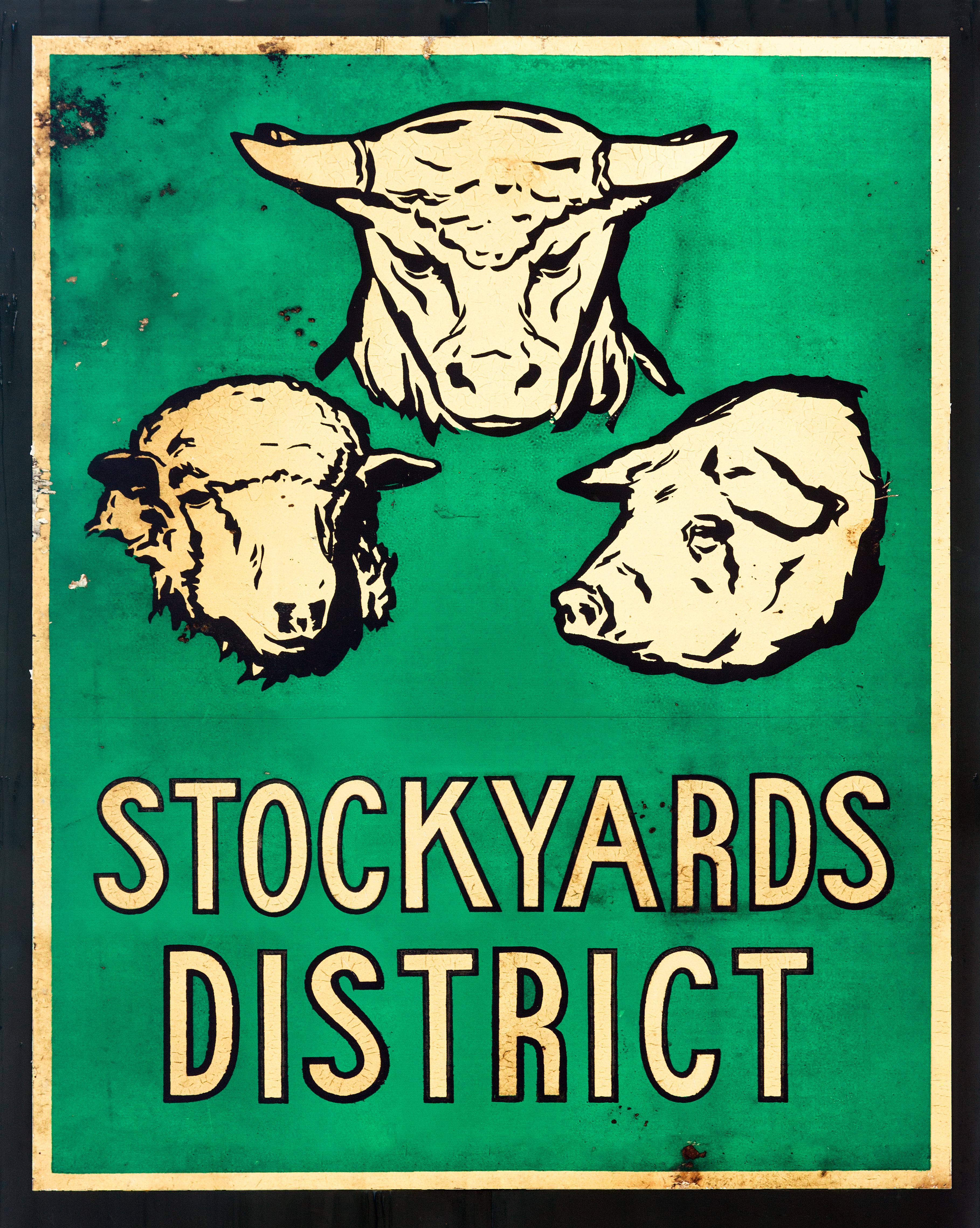 Nick Vedros Figurative Photograph – StockYards Bezirk KC