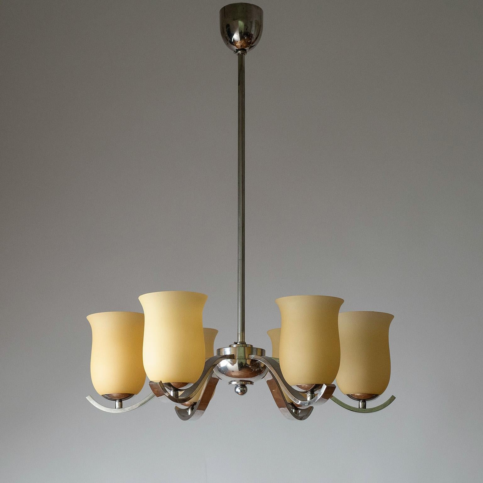 Sublime lampadario in nichel e vetro ambrato degli anni '30. L'Art Deco e il tocco Bauhaus si fondono in un'elegante struttura modernista in nichel e tulipani in vetro soffiato color ambra con finitura satinata. Condizioni generali molto buone, con