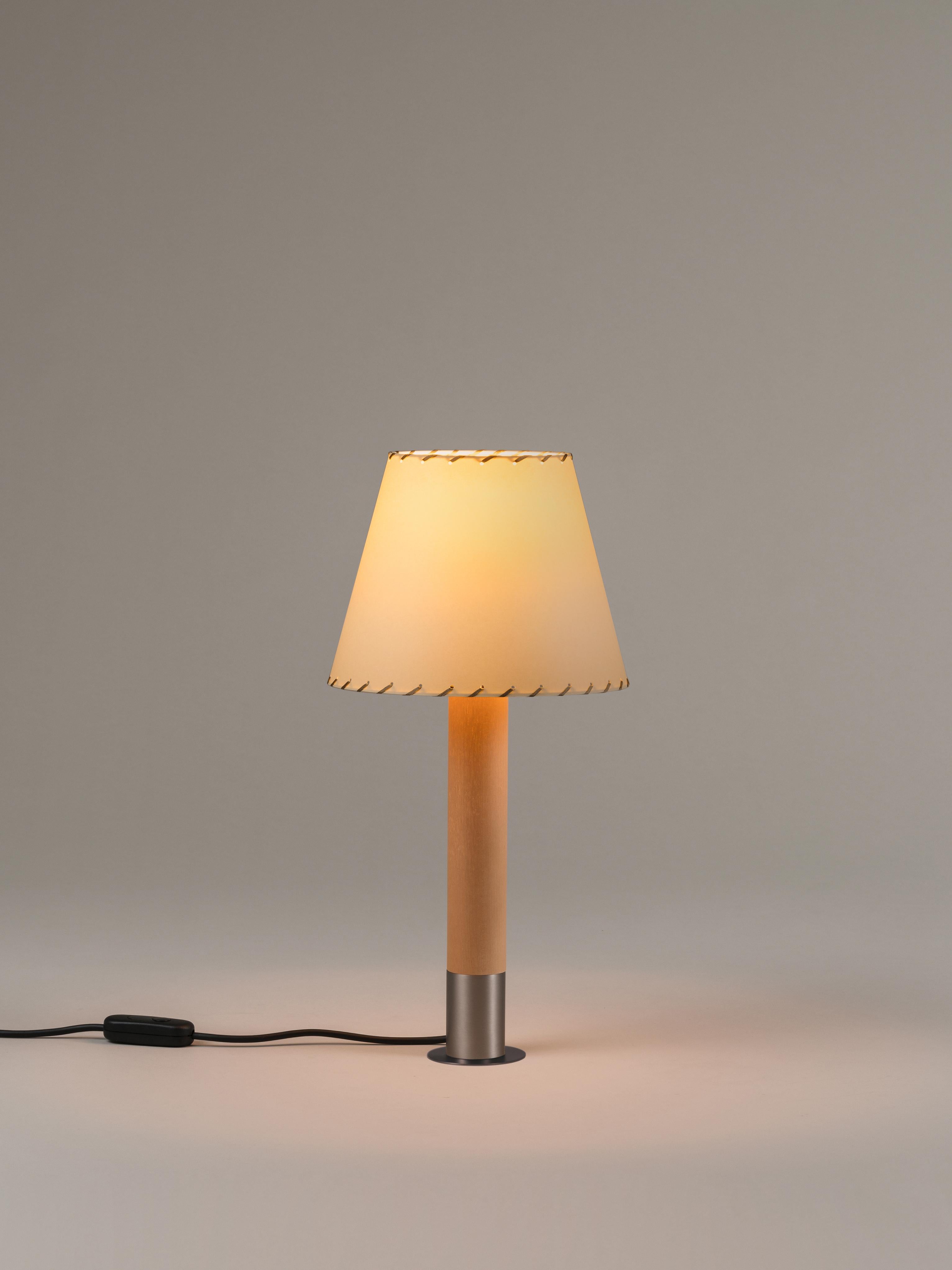 Nickel and Beige Básica M1 table lamp by Santiago Roqueta, Santa & Cole
Dimensions: D 25 x H 52 cm
Materials: Nickel, birch wood, paperboard.
Available in other shade colors and with or without the stabilizing disc.
Available in nickel or