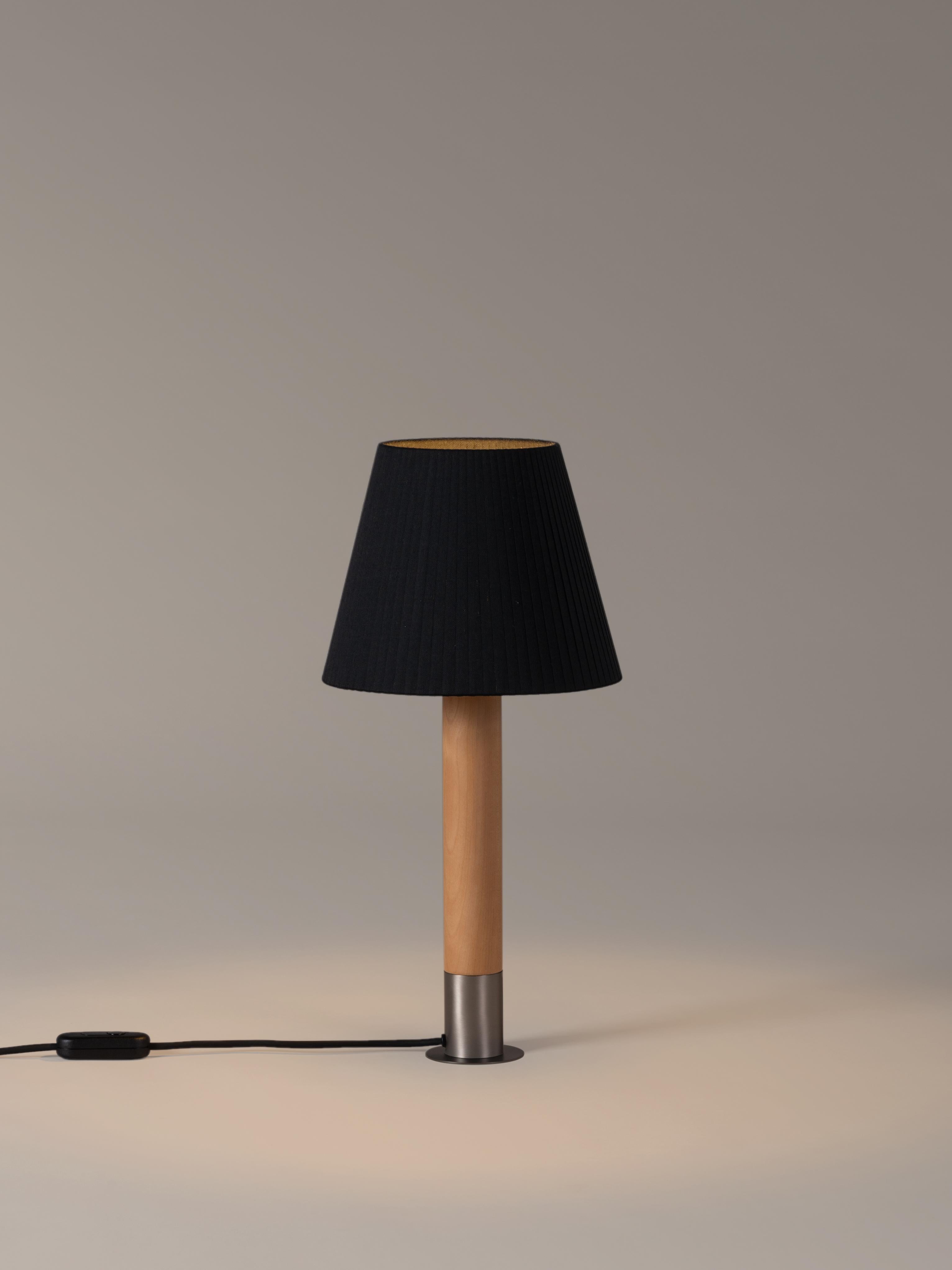 Nickel and Black Básica M1 table lamp by Santiago Roqueta, Santa & Cole
Dimensions: D 25 x H 52 cm
Materials: Nickel, birch wood, ribbon.
Available in other shade colors and with or without the stabilizing disc.
Available in nickel or bronze.

The