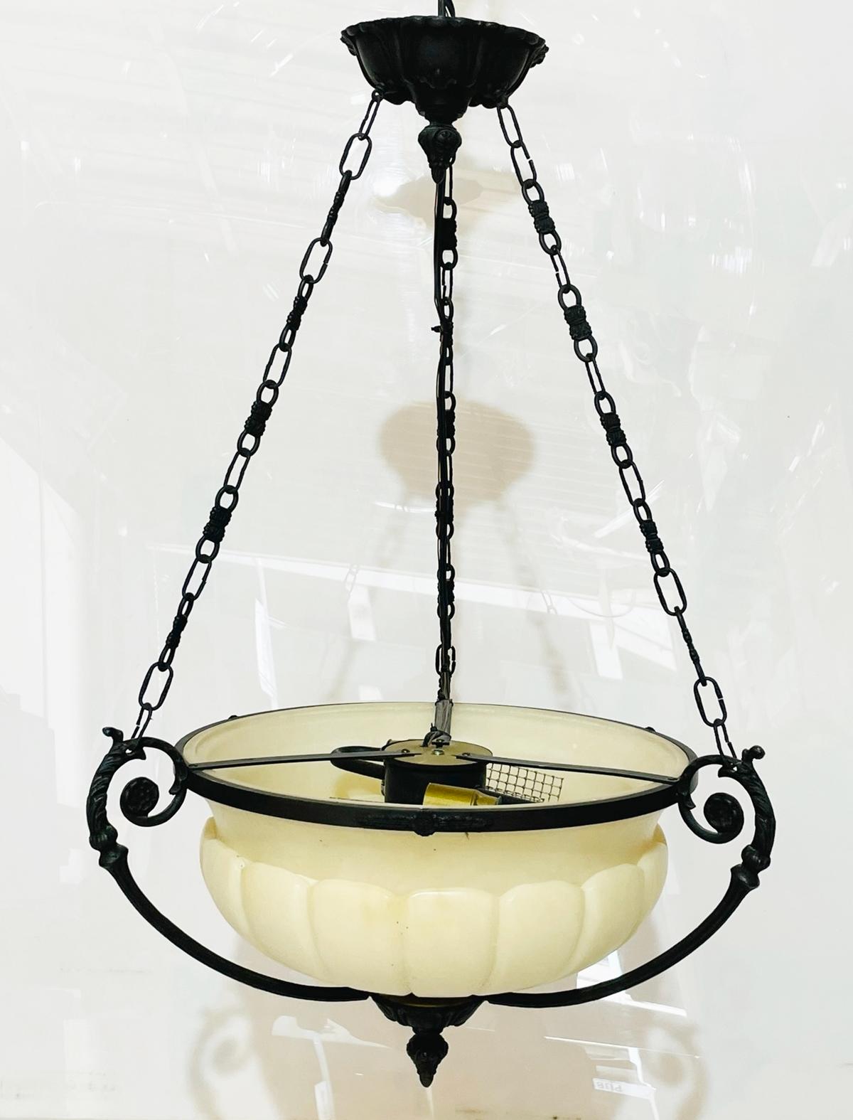 Beautiful chandelier in alabaster and bronze hardware.
The chandelier takes 3 60 watt light bulbs.

The chandelier is made in Spain, the hardware and chain is bronze, and the alabaster shade has a beautiful ribbed body.

Measurements:
35
