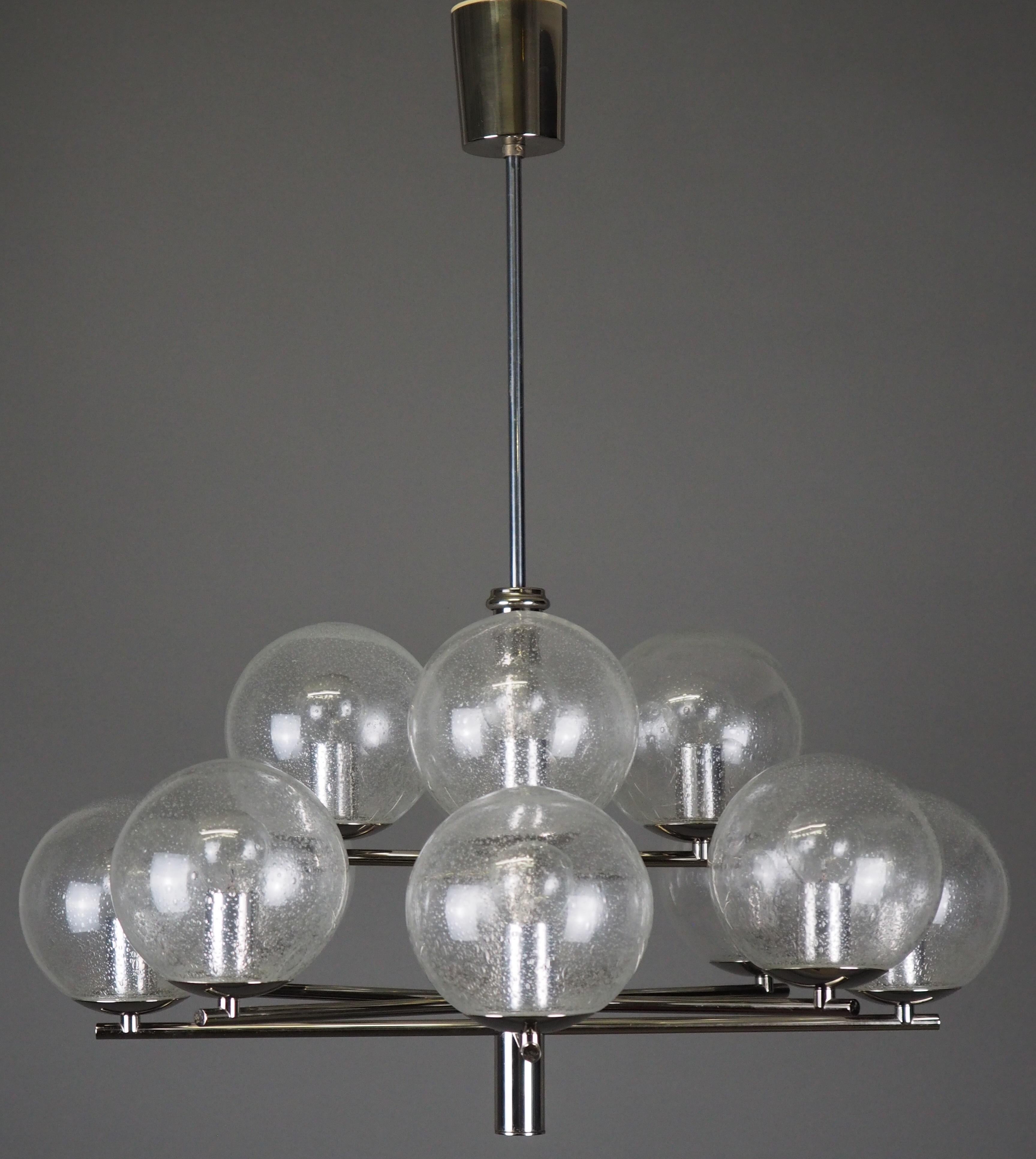 Zwölfflammige Glaskugel-Hängeleuchte der Glashütte Limburg, Deutschland, Mitte der 1970er Jahre.
Dieser Kronleuchter ist aus vernickeltem Messing und zwölf mundgeblasenen Glaskugeln gefertigt.
Sockel: 12 x (E14) für Standard-Schraubglühbirne.
Neu