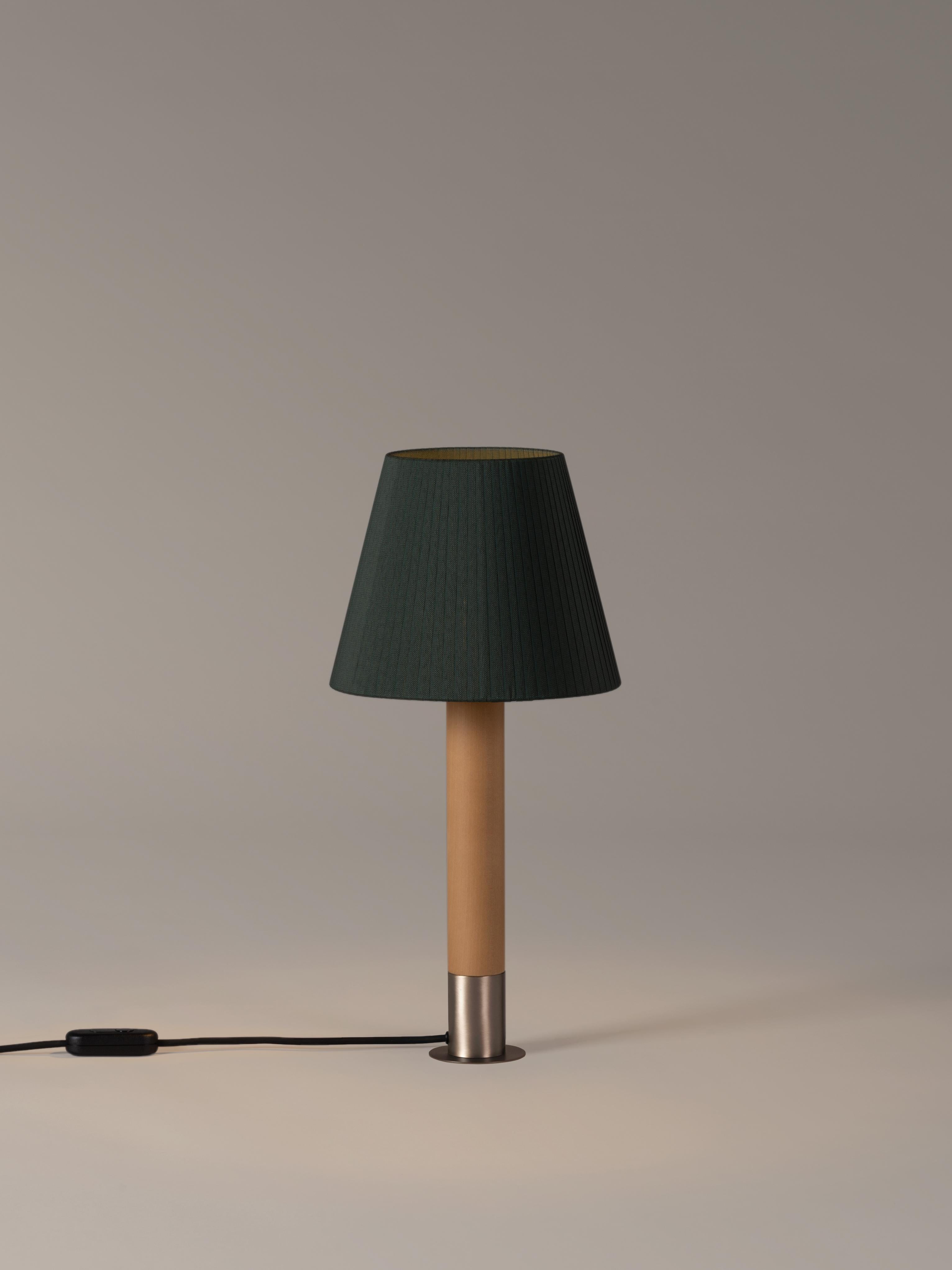 Nickel and green Básica M1 table lamp by Santiago Roqueta, Santa & Cole
Dimensions: D 25 x H 52 cm
Materials: Nickel, birch wood, ribbon.
Available in other shade colors and with or without the stabilizing disc.
Available in nickel or