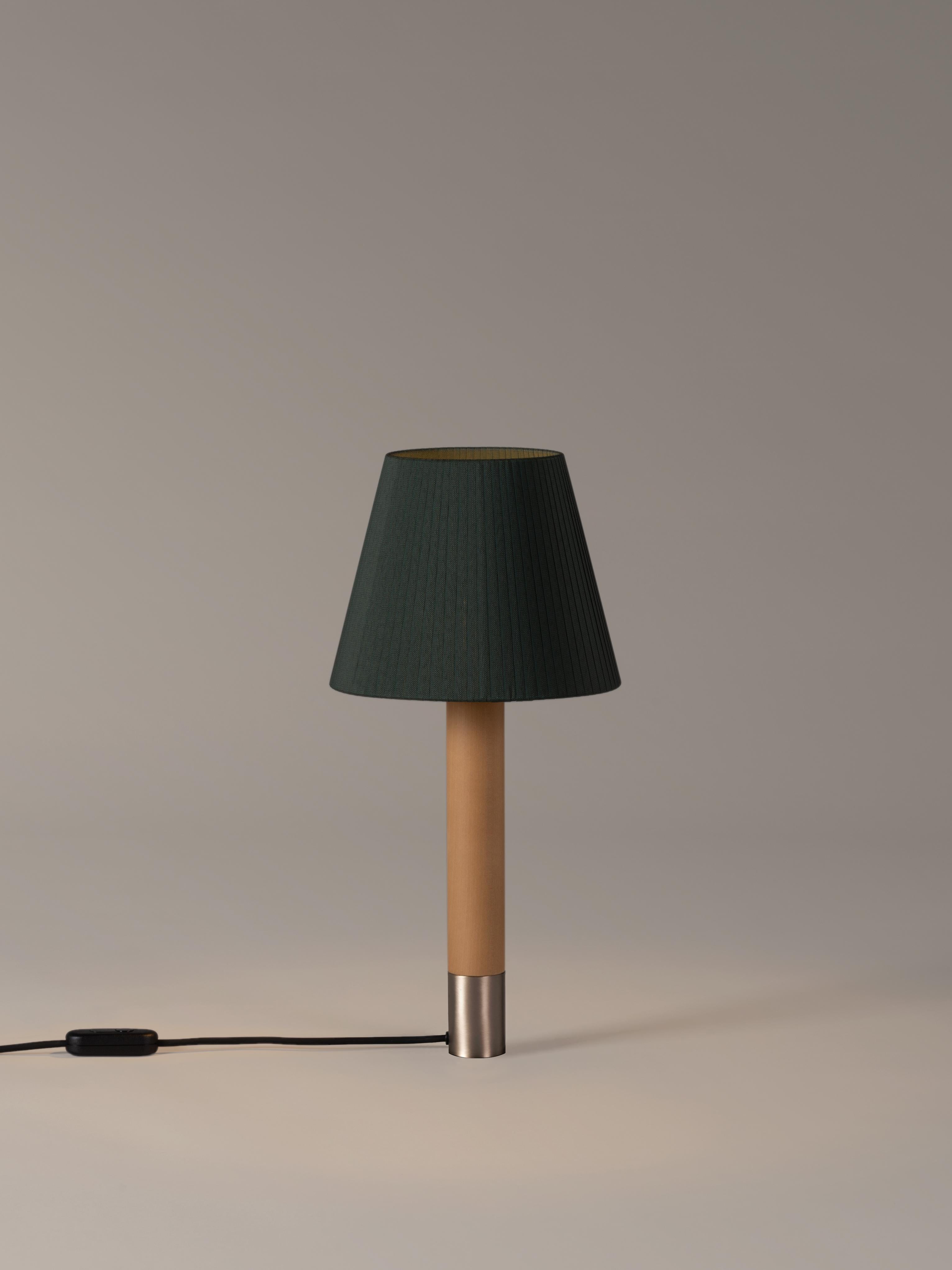 Nickel and Green Básica M1 table lamp by Santiago Roqueta, Santa & Cole
Dimensions: D 25 x H 52 cm
Materials: Nickel, birch wood, ribbon.
Available in other shade colors and with or without the stabilizing disc.
Available in nickel or