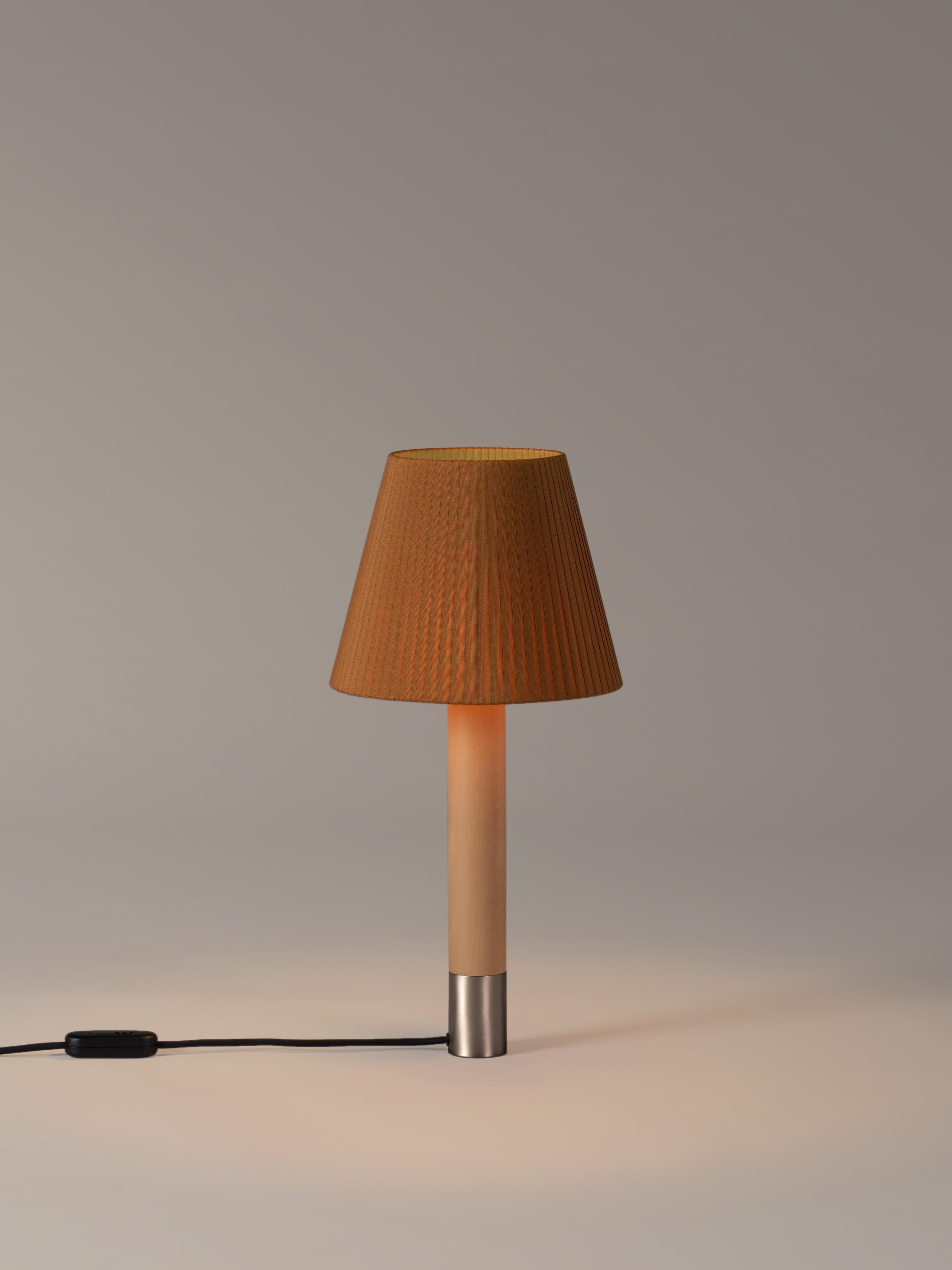 Nickel and Mustard Básica M1 table lamp by Santiago Roqueta, Santa & Cole
Dimensions: D 25 x H 52 cm
Materials: Nickel, birch wood, ribbon.
Available in other shade colors and with or without the stabilizing disc.
Available in nickel or