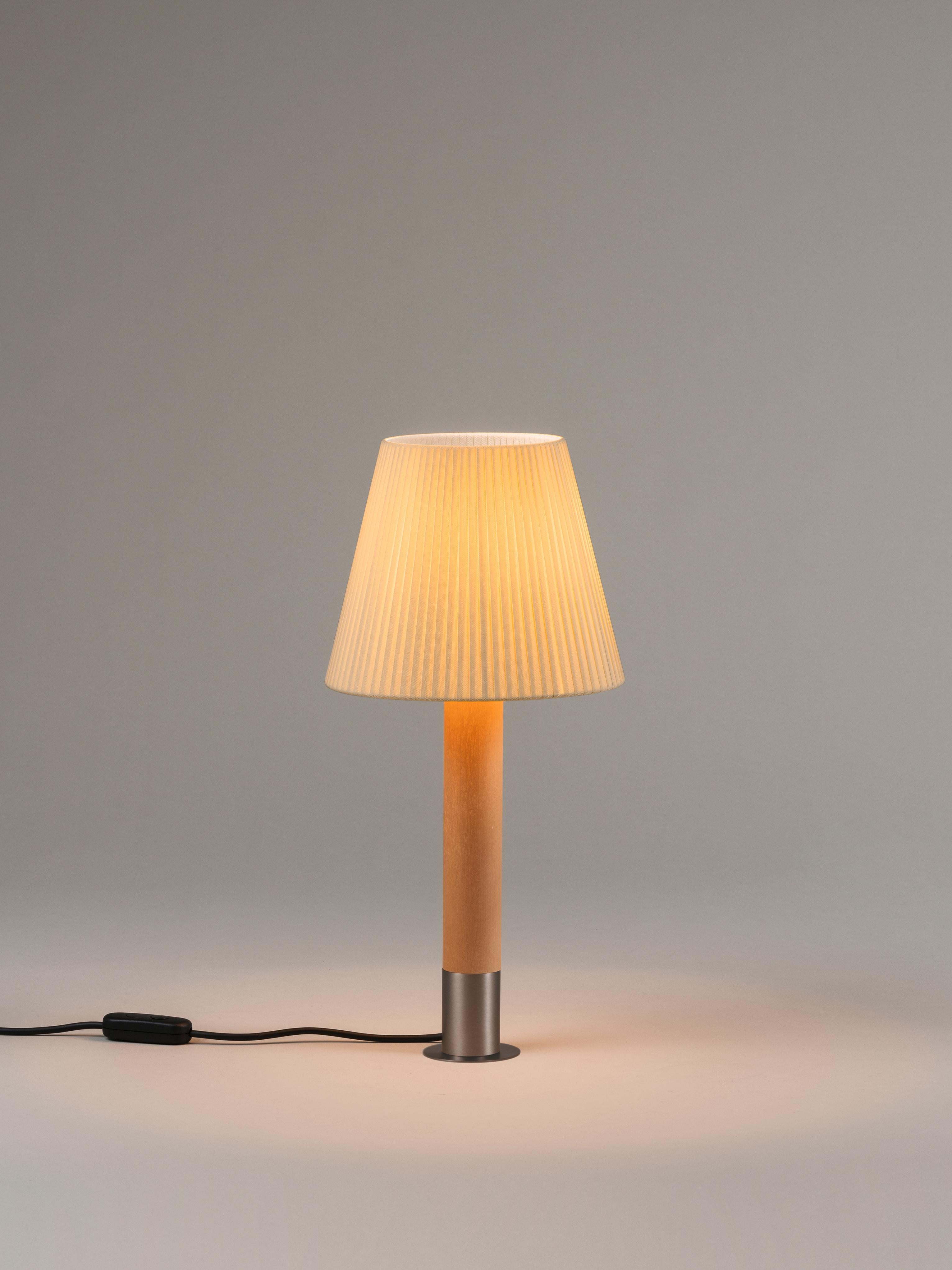 Nickel and natural Básica M1 table lamp by Santiago Roqueta, Santa & Cole
Dimensions: D 25 x H 52 cm
Materials: Nickel, birch wood, ribbon.
Available in other shade colors and with or without the stabilizing disc.
Available in nickel or