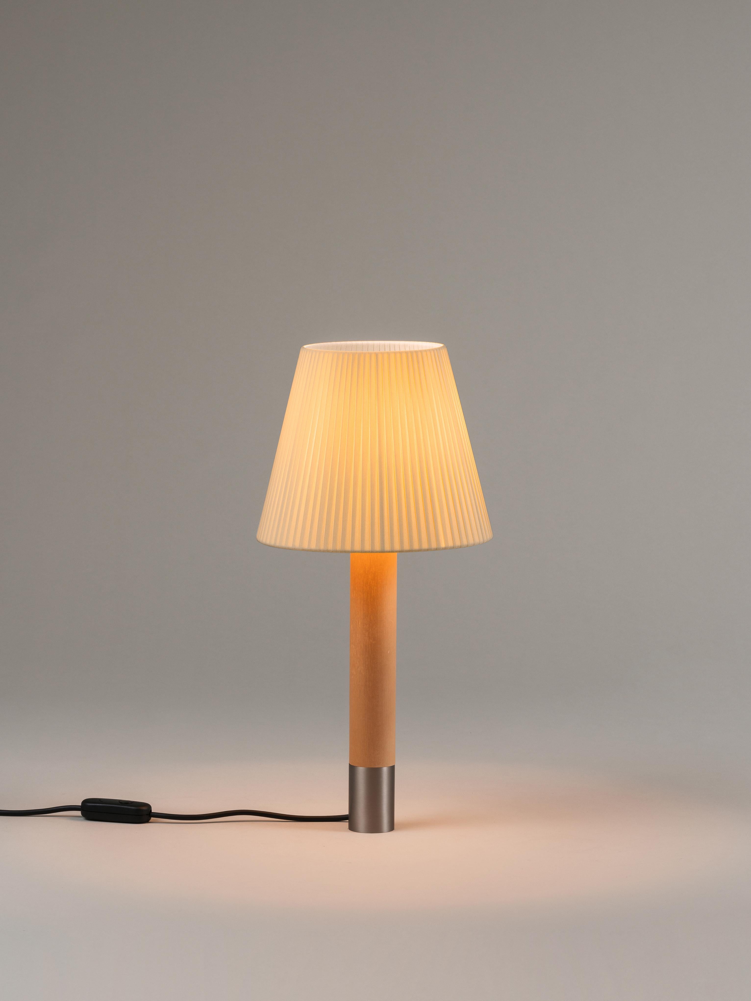 Nickel and Natural Básica M1 table lamp by Santiago Roqueta, Santa & Cole
Dimensions: D 25 x H 52 cm
Materials: Nickel, birch wood, ribbon.
Available in other shade colors and with or without the stabilizing disc.
Available in nickel or