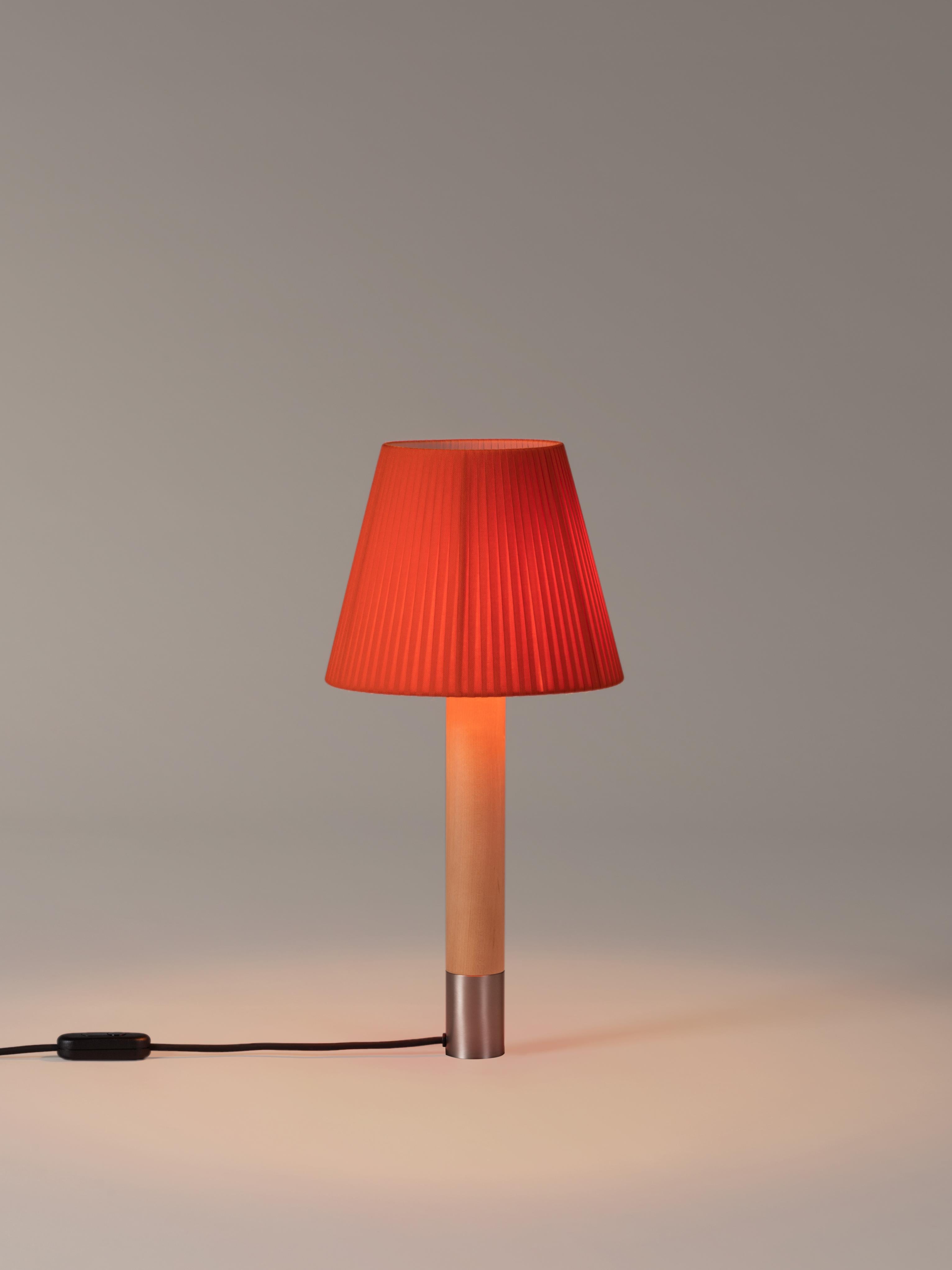 Nickel and Red Básica M1 table lamp by Santiago Roqueta, Santa & Cole
Dimensions: D 25 x H 52 cm
Materials: Nickel, birch wood, ribbon.
Available in other shade colors and with or without the stabilizing disc.
Available in nickel or