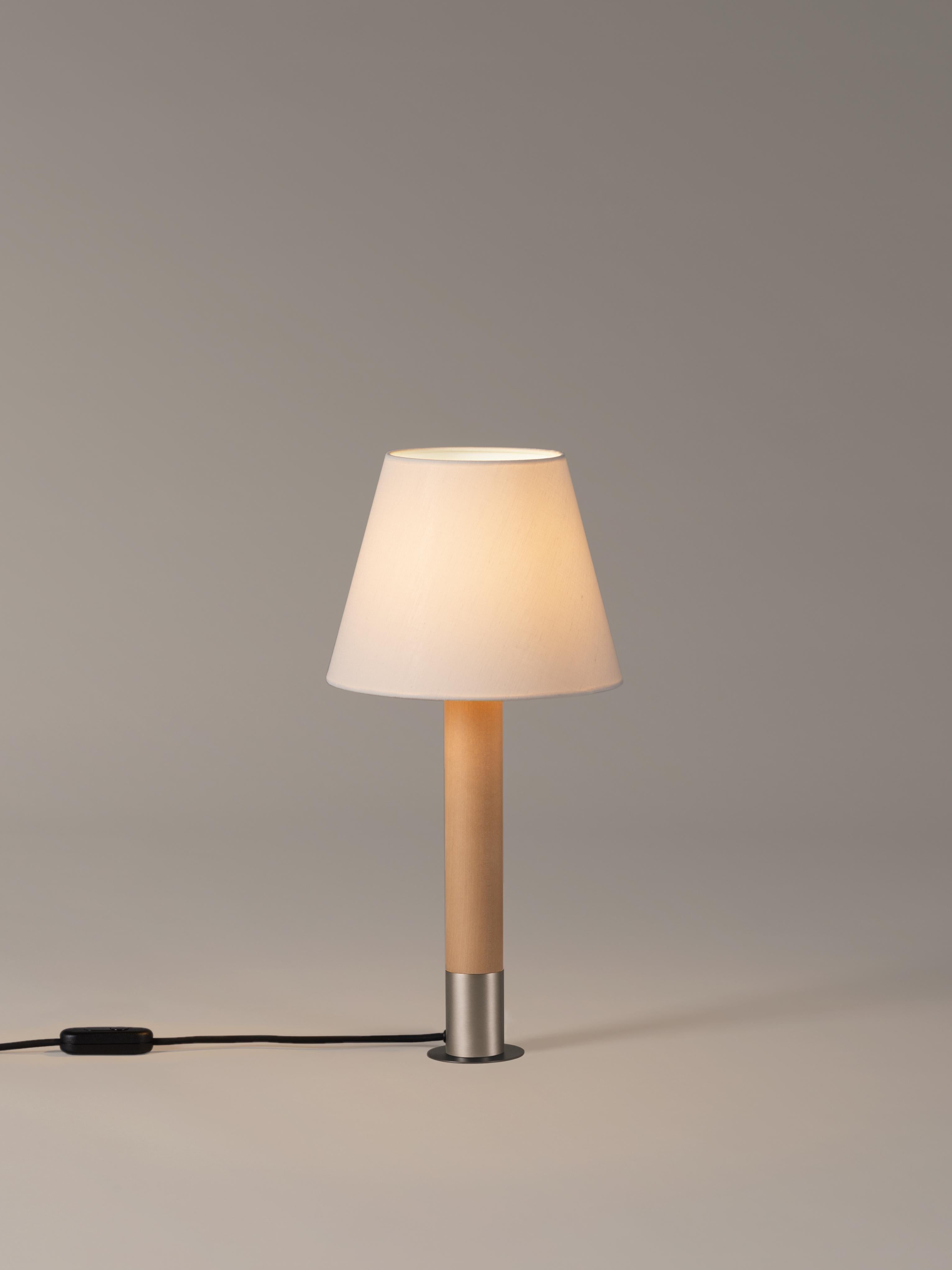 Nickel and white Básica M1 table lamp by Santiago Roqueta, Santa & Cole
Dimensions: D 25 x H 52 cm
Materials: Nickel, birch wood, linen.
Available in other shade colors and with or without the stabilizing disc.
Available in nickel or