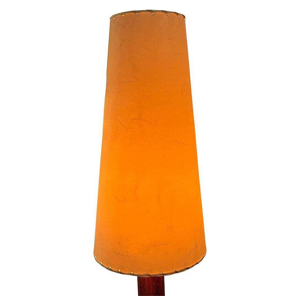 La lampada da tavolo Nickel Básica M2 di Santiago Roqueta per Santa & Cole con paralume a cono. Presenta un cilindro in legno di mogano sostenuto da una robusta base in metallo, completato da un paralume in fibra di vetro originale Stitch by