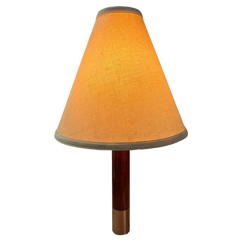 Lampe de table Nickel Básica M2 de Santiago Roqueta pour Santa & Cole avec grand abat-jour. Whiting présente un cylindre en bois d'acajou soutenu par une base métallique robuste, complété par un abat-jour en tissu blanc.

Santa & Cole est un petit