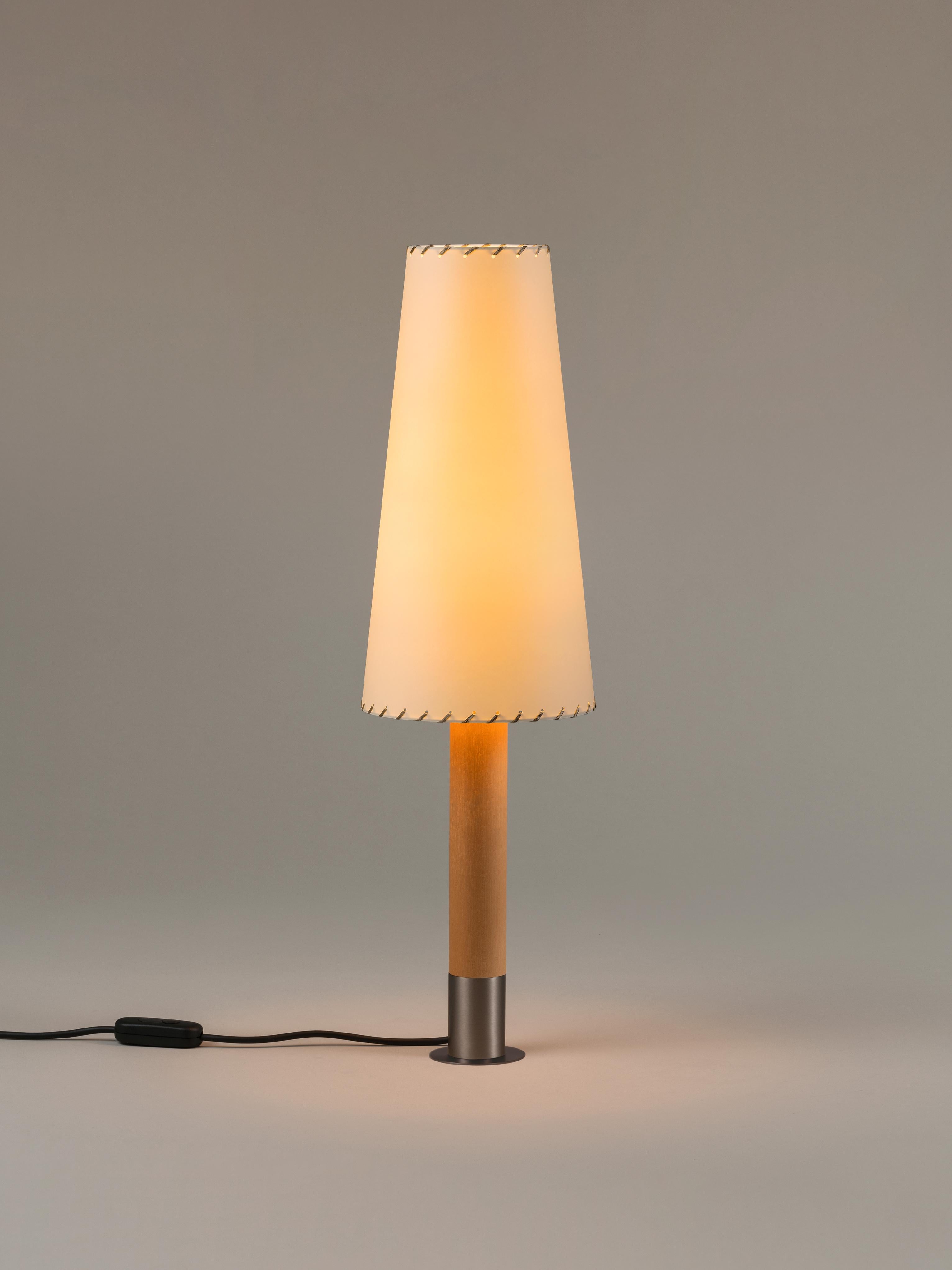 Nickel Básica M2 table lamp by Santiago Roqueta, Santa & Cole.
Dimensions: D 20 x H 71 cm.
Materials: Nickel, birch wood, paperboard.
Available in nickel or bronze and with or without the stabilizing disc.

The Básica lamp champions the return
