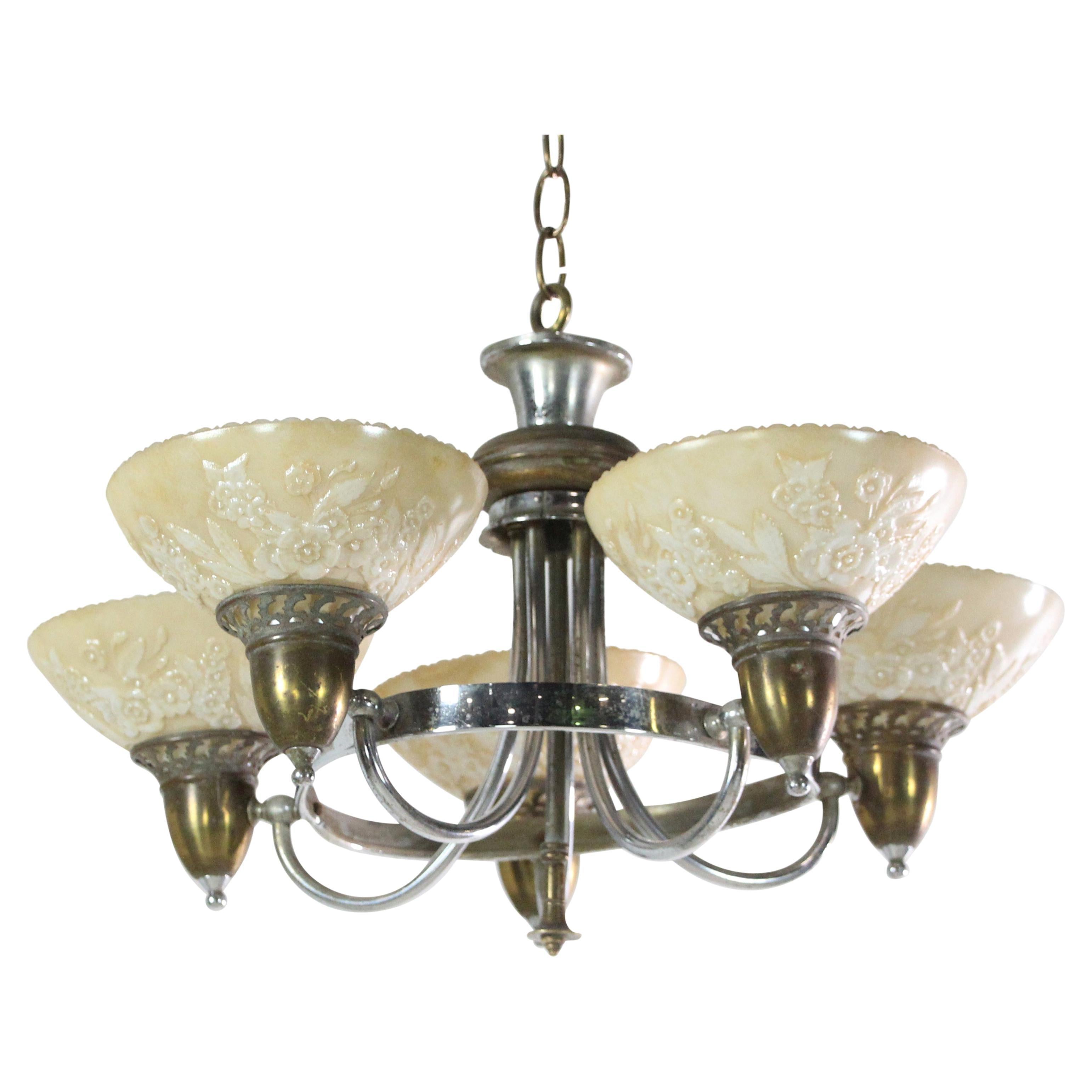 Lampadario a 5 luci in ottone nichelato Art Deco con paralumi in vetro floreale