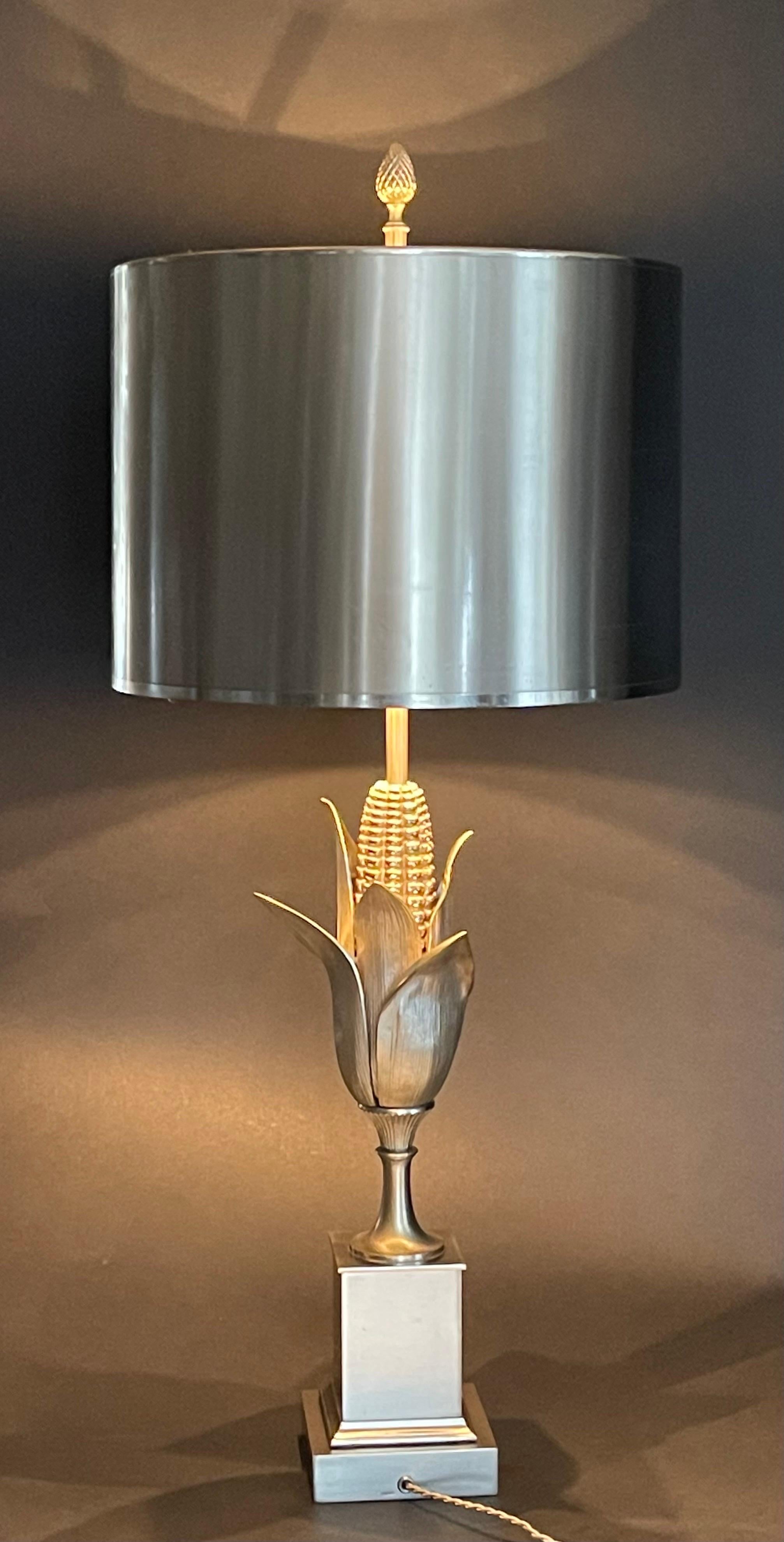 A mid - century table lamp by Maison Charles.
This high quality lamp is completely made of nickeled brass. 
It needs three bulbs. The lamp is rewired, so safe and ready to use.
Socket: for 3 x b22 bulbs.


 