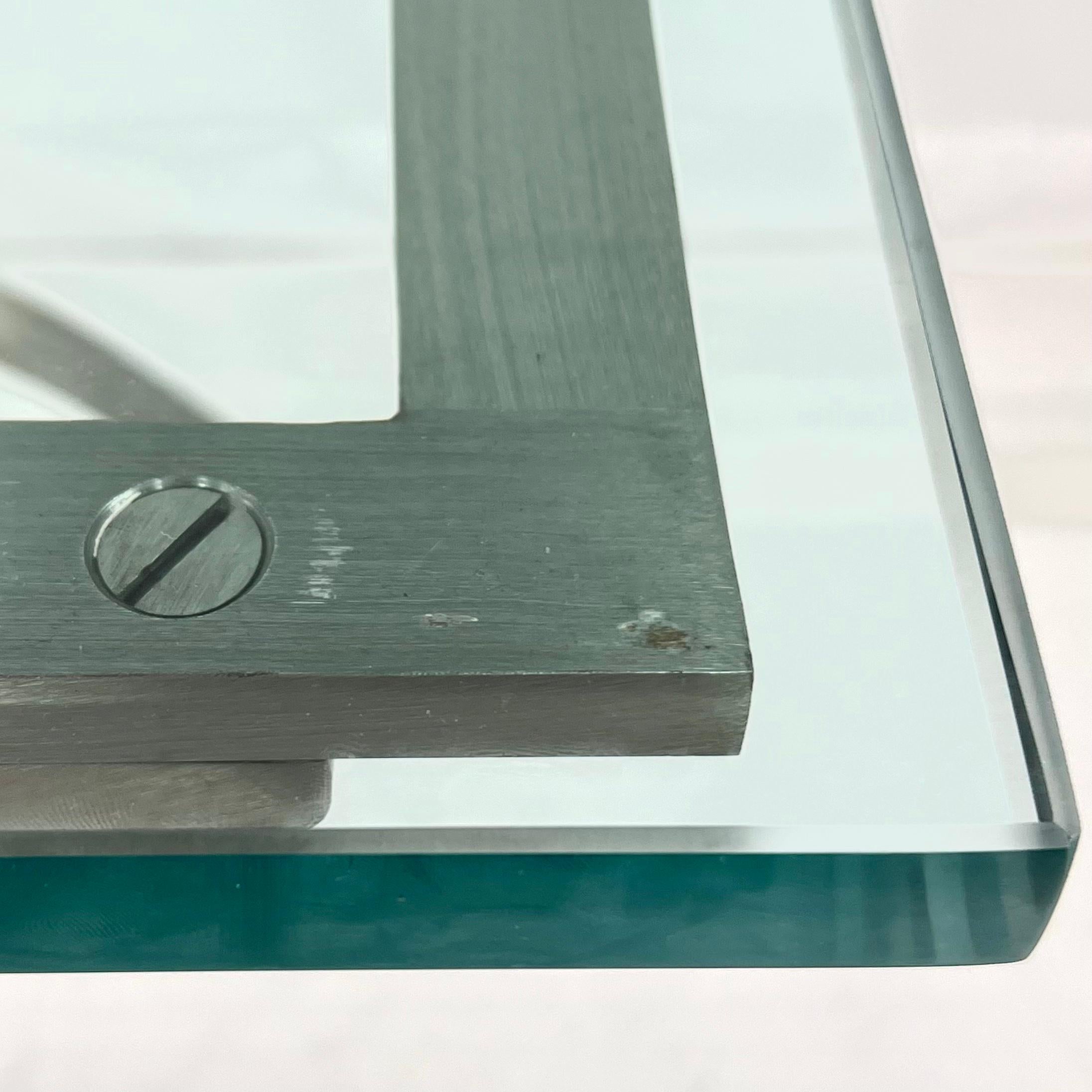 Table basse en nickel et laiton à base en X dans le style de la Maison Jansen en vente 4