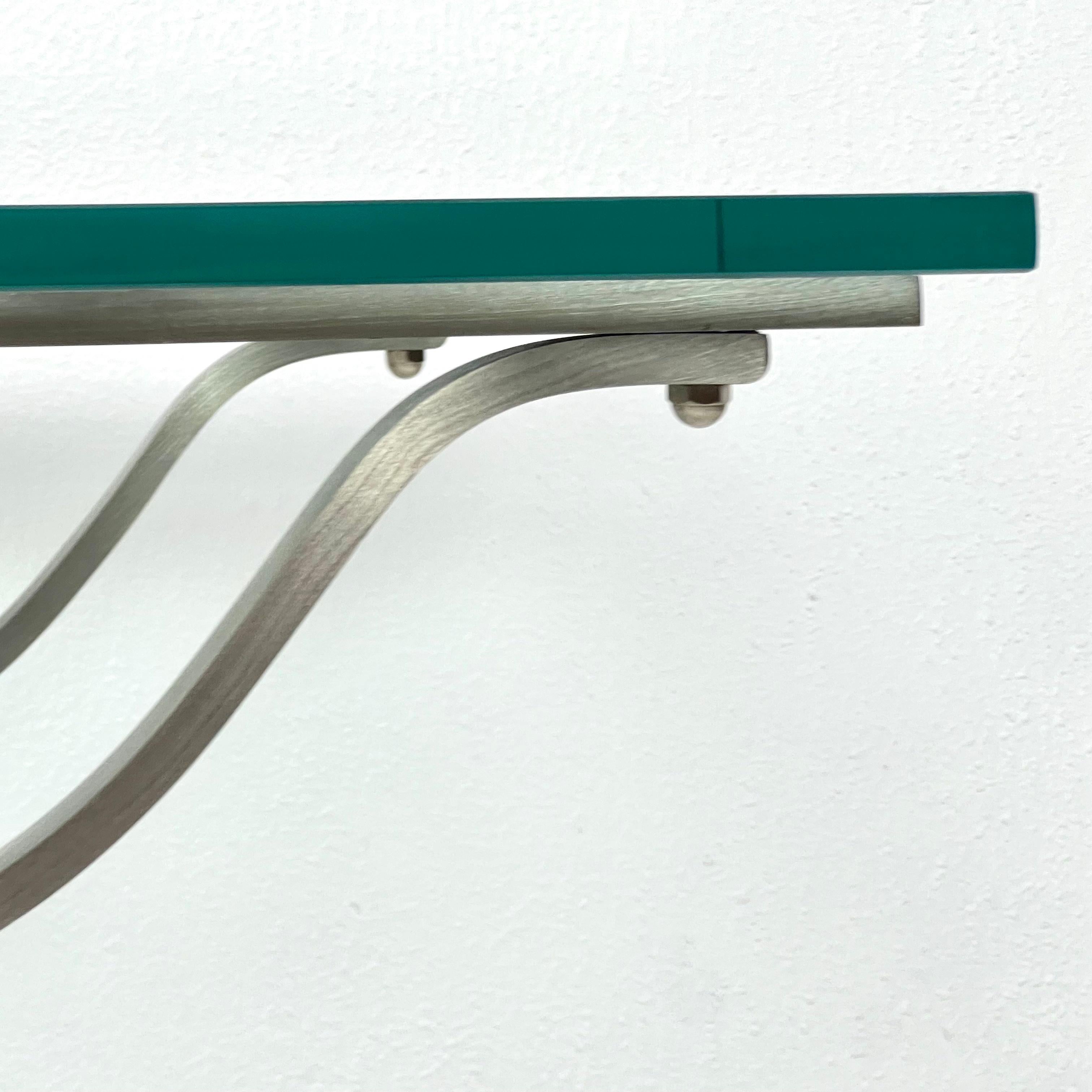 Table basse en nickel et laiton à base en X dans le style de la Maison Jansen en vente 10