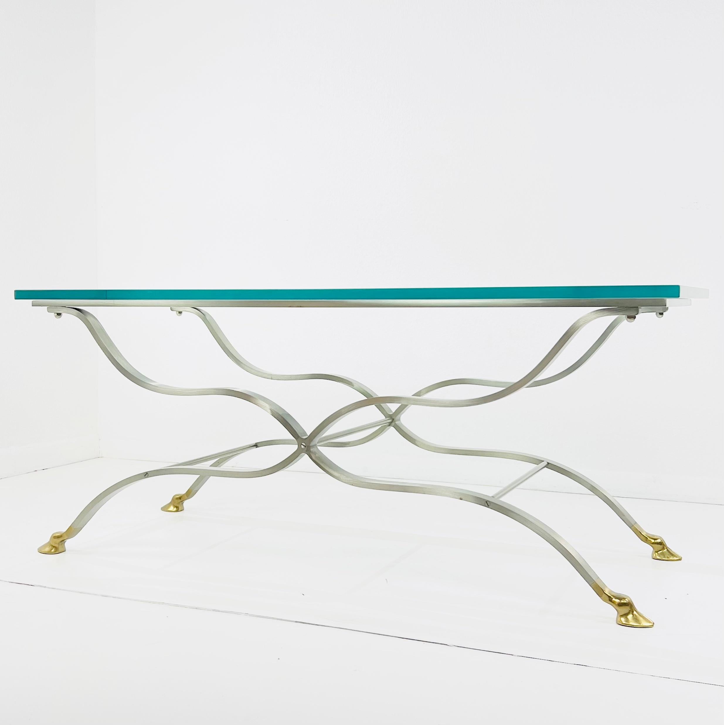 Hollywood Regency Table basse en nickel et laiton à base en X dans le style de la Maison Jansen en vente