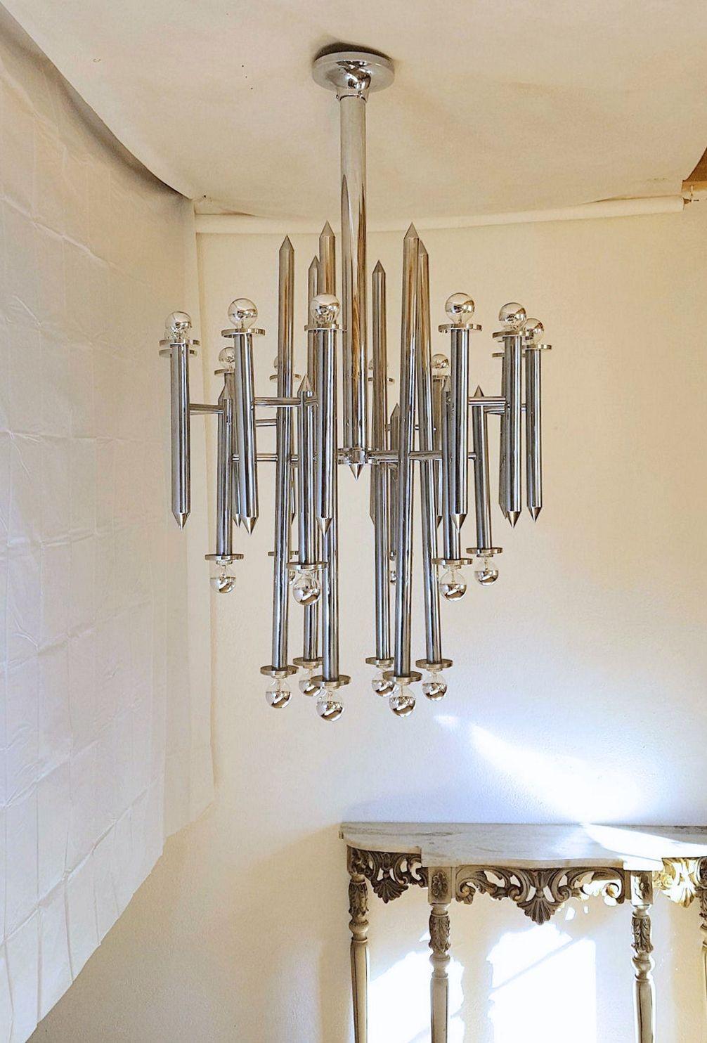 Very large nickel chromed Vintage chandelier, by Gaetano Sciolari, Italy 1970s.
The architectural chandelier is made of nickle tubes.
The Mid-Century Modern Modern chandelier has 24 lights: 12 up and 12 down.
The Italian large chandelier is