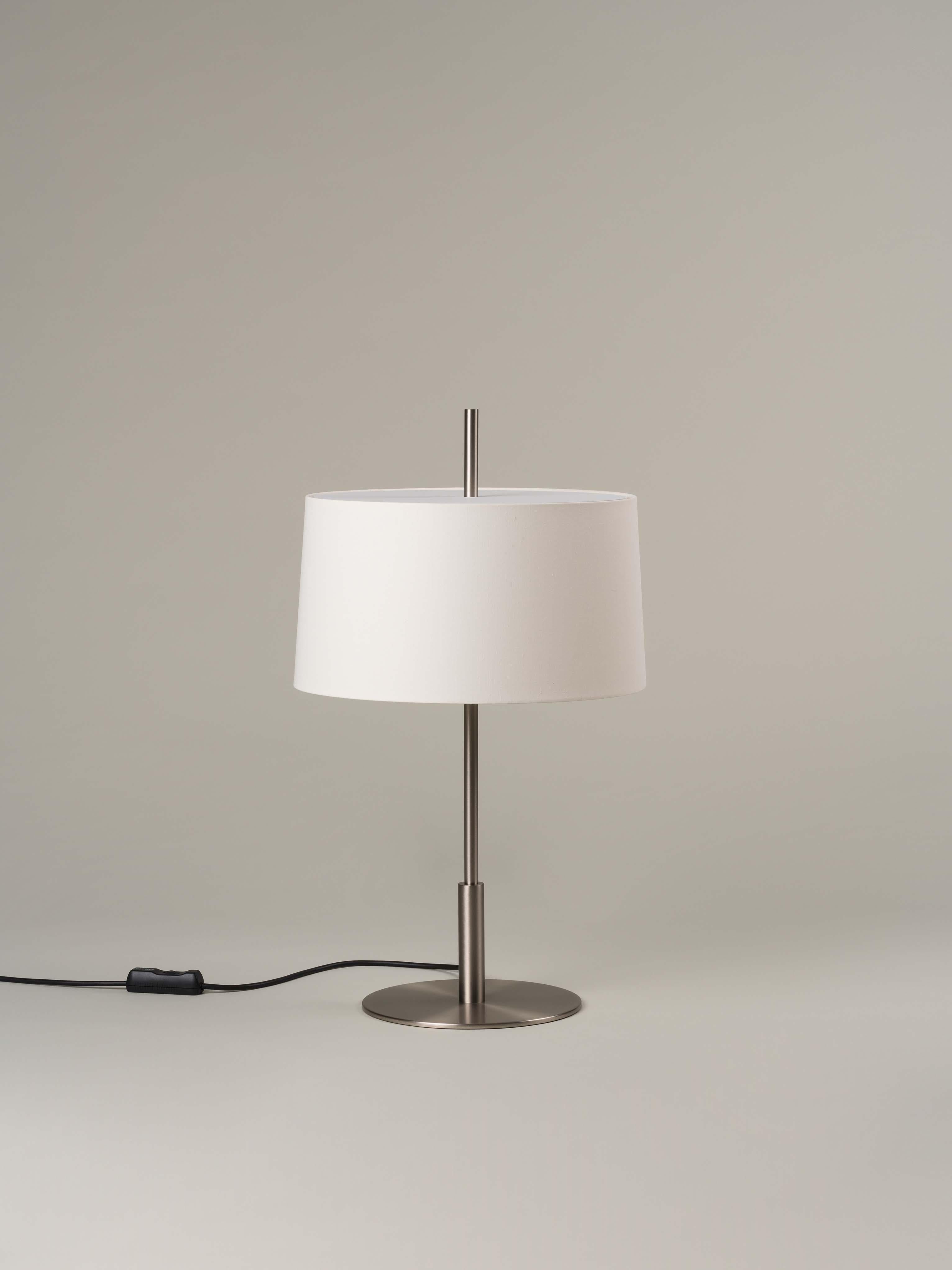 Nickel Diana menor table lamp by Federico Correa, Alfonso Milá, Miguel Milá
Dimensions: D 40 x H 66 cm
Materials: White linen, nickel.
Available in black or white lampshade and in gold or nickel finish.

In keeping with the calling of its