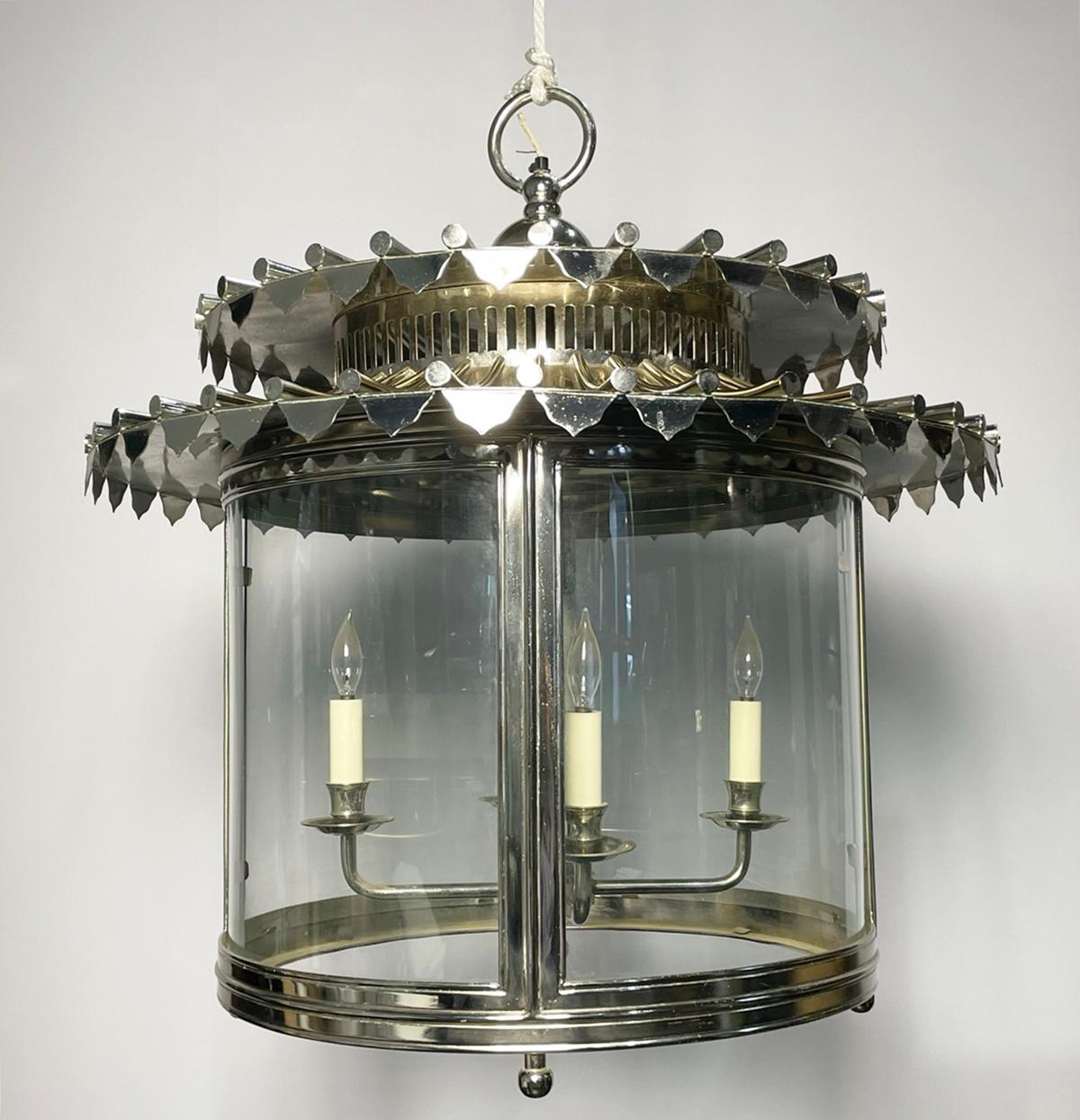 Der exquisite Nickel & Glass Chandelier wurde in England von dem renommierten Designer Charles Edwards entworfen.

 Diese atemberaubende Leuchte besticht durch ihr raffiniertes und elegantes Design, bei dem vier Kerzen von der Spitze herabhängen.
