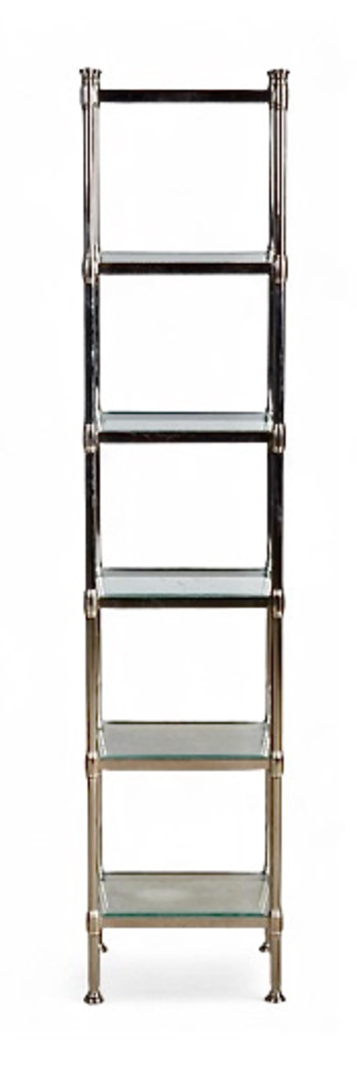Il s'agit d'une petite étagère parfaite, finement conçue et construite. Le cadre est nickelé, les étagères en verre sont biseautées, les fleurons et les pieds sont magnifiquement exécutés. Chaque détail de cette pièce annonce sa qualité