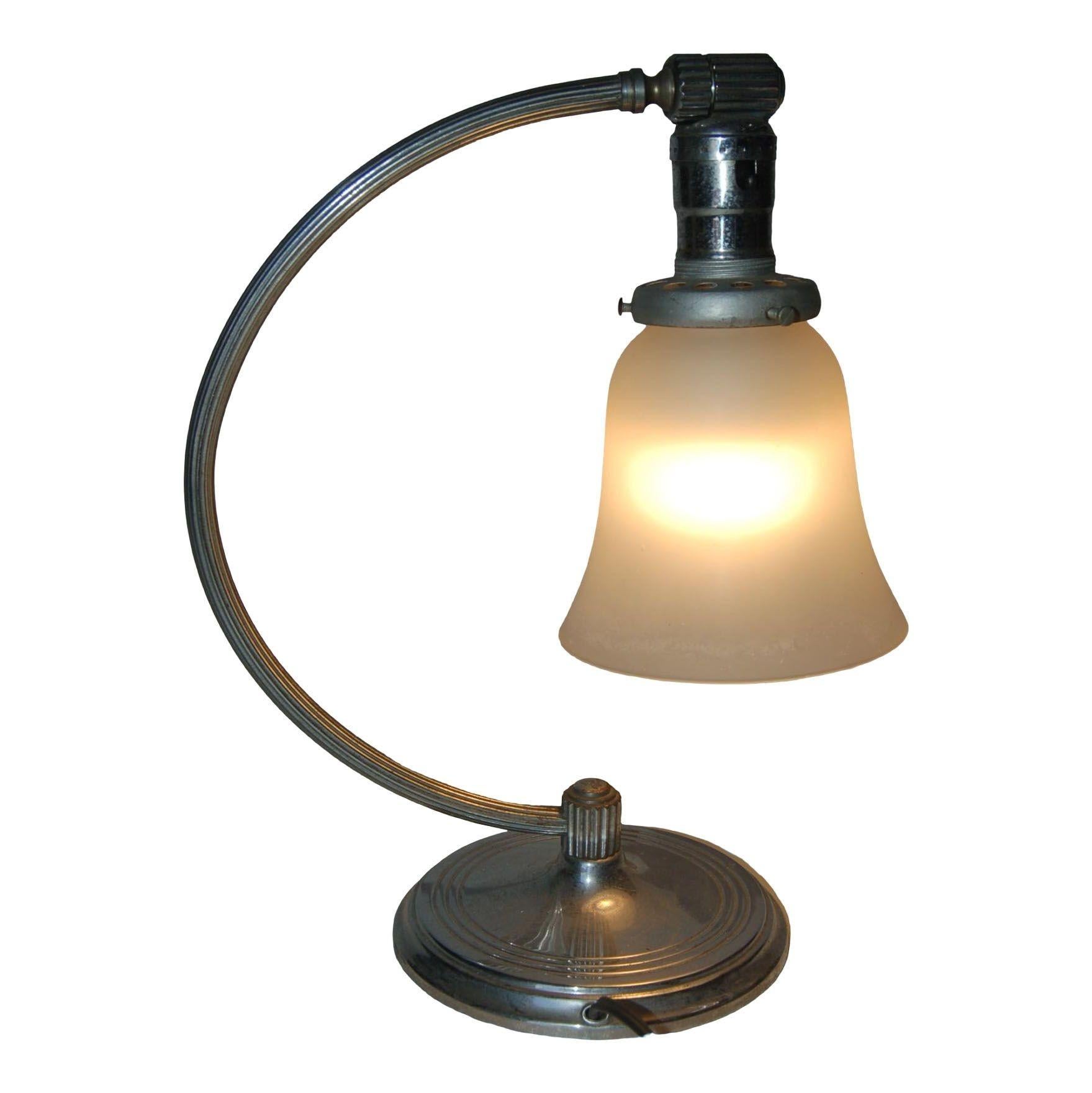 Mid-Century Modern Lampe de bureau d'appoint en nickel avec abat-jour en forme de cloche dépolie en vente