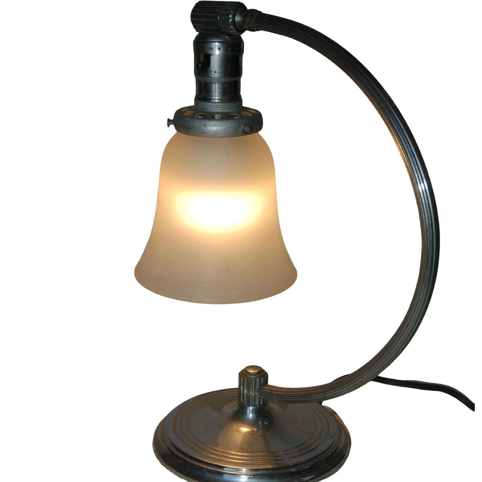 Américain Lampe de bureau d'appoint en nickel avec abat-jour en forme de cloche dépolie en vente
