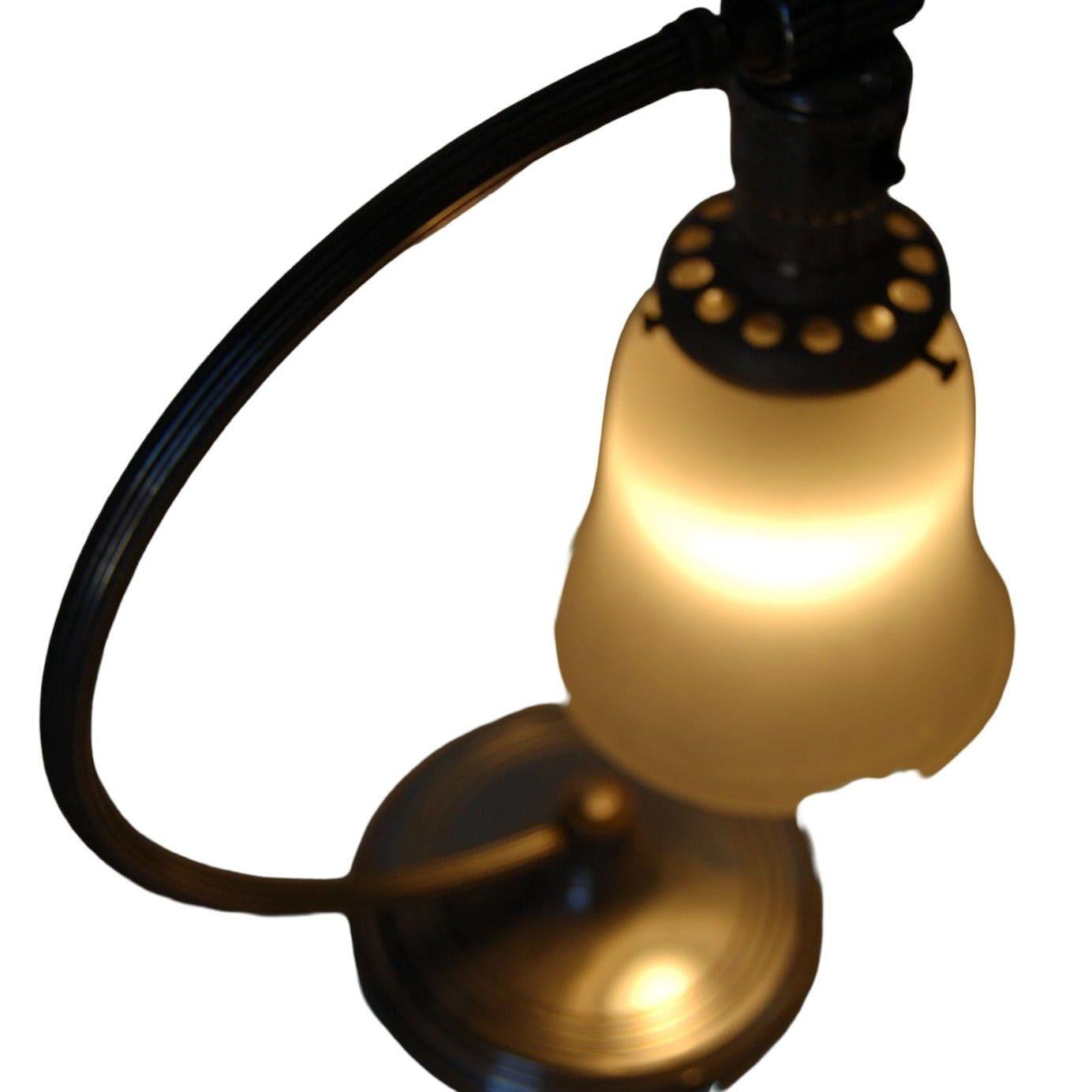 Plaqué Lampe de bureau d'appoint en nickel avec abat-jour en forme de cloche dépolie en vente