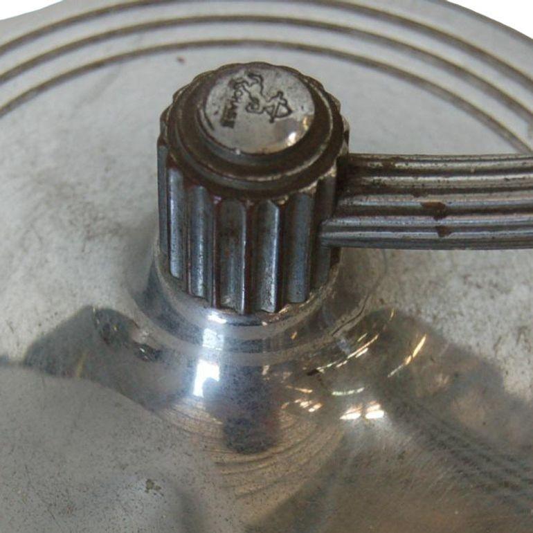 Milieu du XXe siècle Lampe de bureau d'appoint en nickel avec abat-jour en forme de cloche dépolie en vente