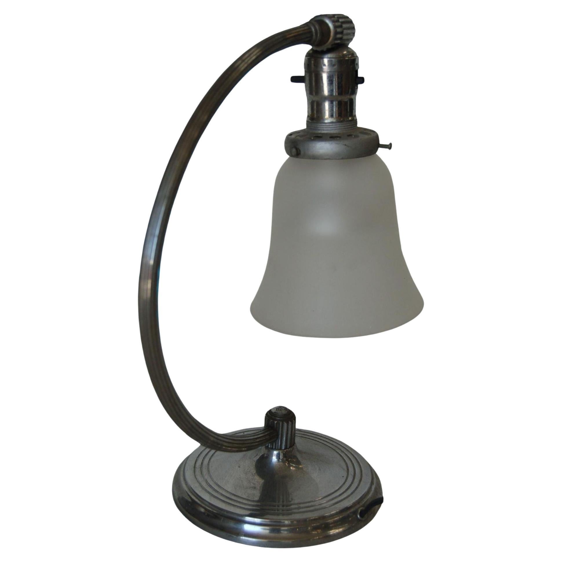 Lampe de bureau d'appoint en nickel avec abat-jour en forme de cloche dépolie en vente