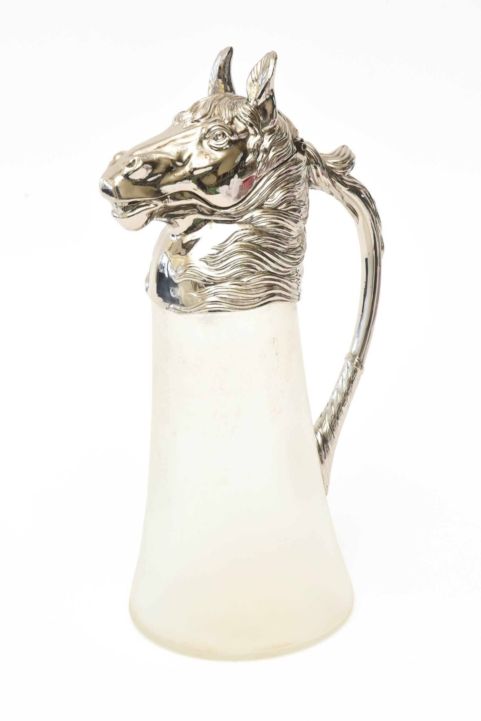 Questo delizioso decanter o brocca con testa equestre vintage, placcata in argento e vetro smerigliato, è un'ottima aggiunta al bar. È degli anni '70. Per un amante dei cavalli o per qualsiasi altro uso di bar.

 