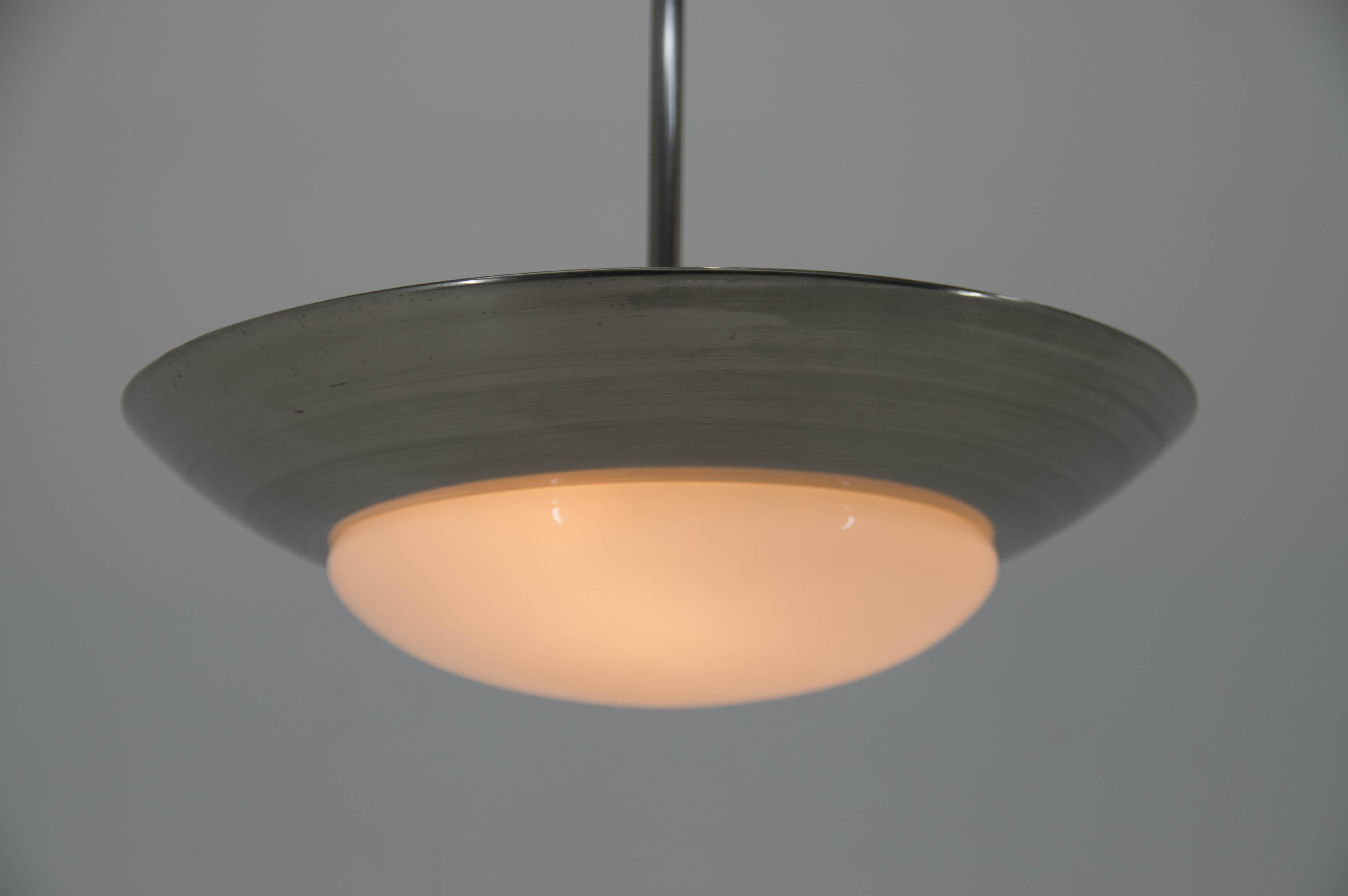 3-flamming chandelier UFO style by Franta Anyz for IAS.
Rewired, repolished
3x60W, E27 or E26 brass and ceramic sockets.