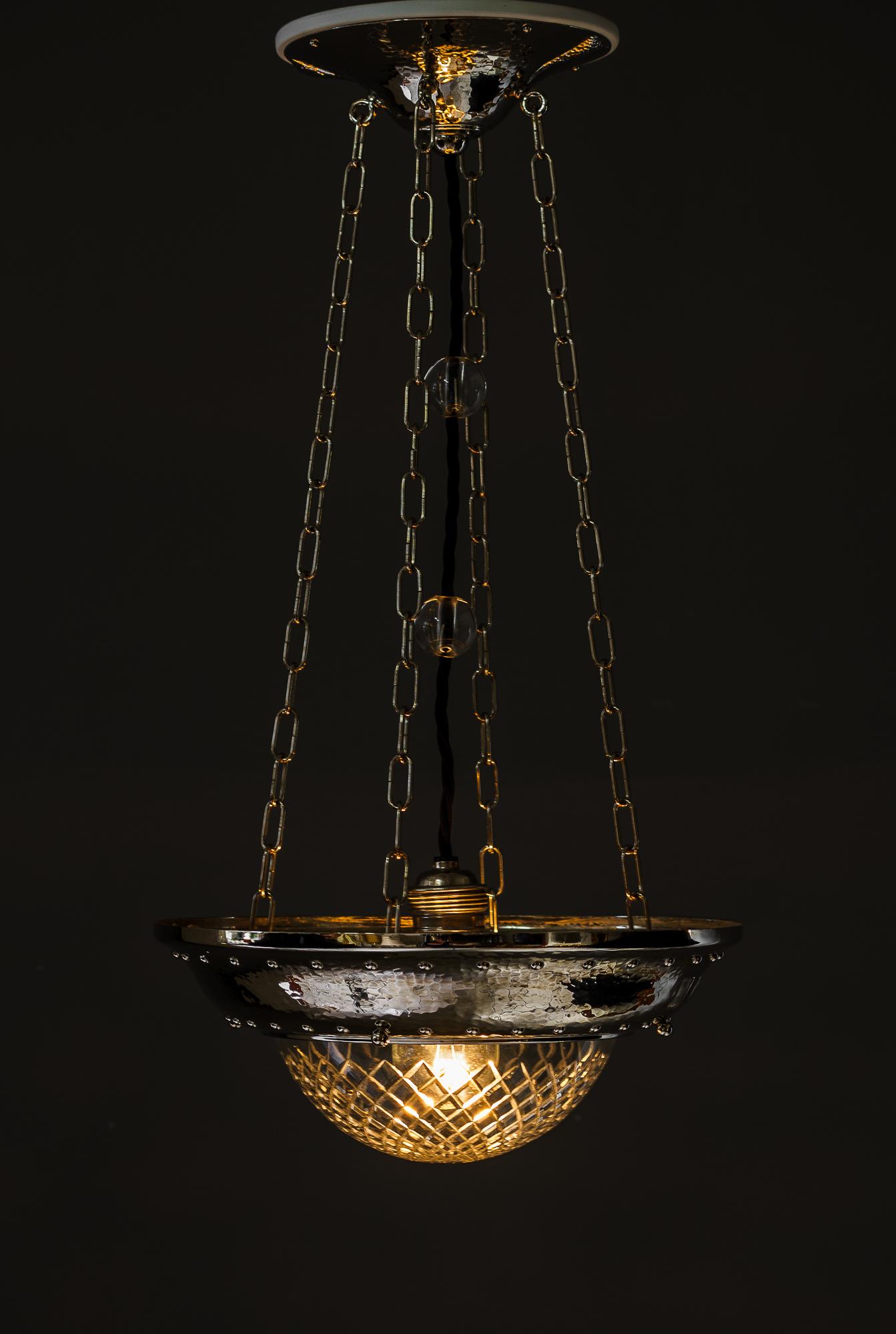 Vernickelter Art Deco Anhänger mit geschliffenem Glas aus Wien um 1920 im Angebot 3