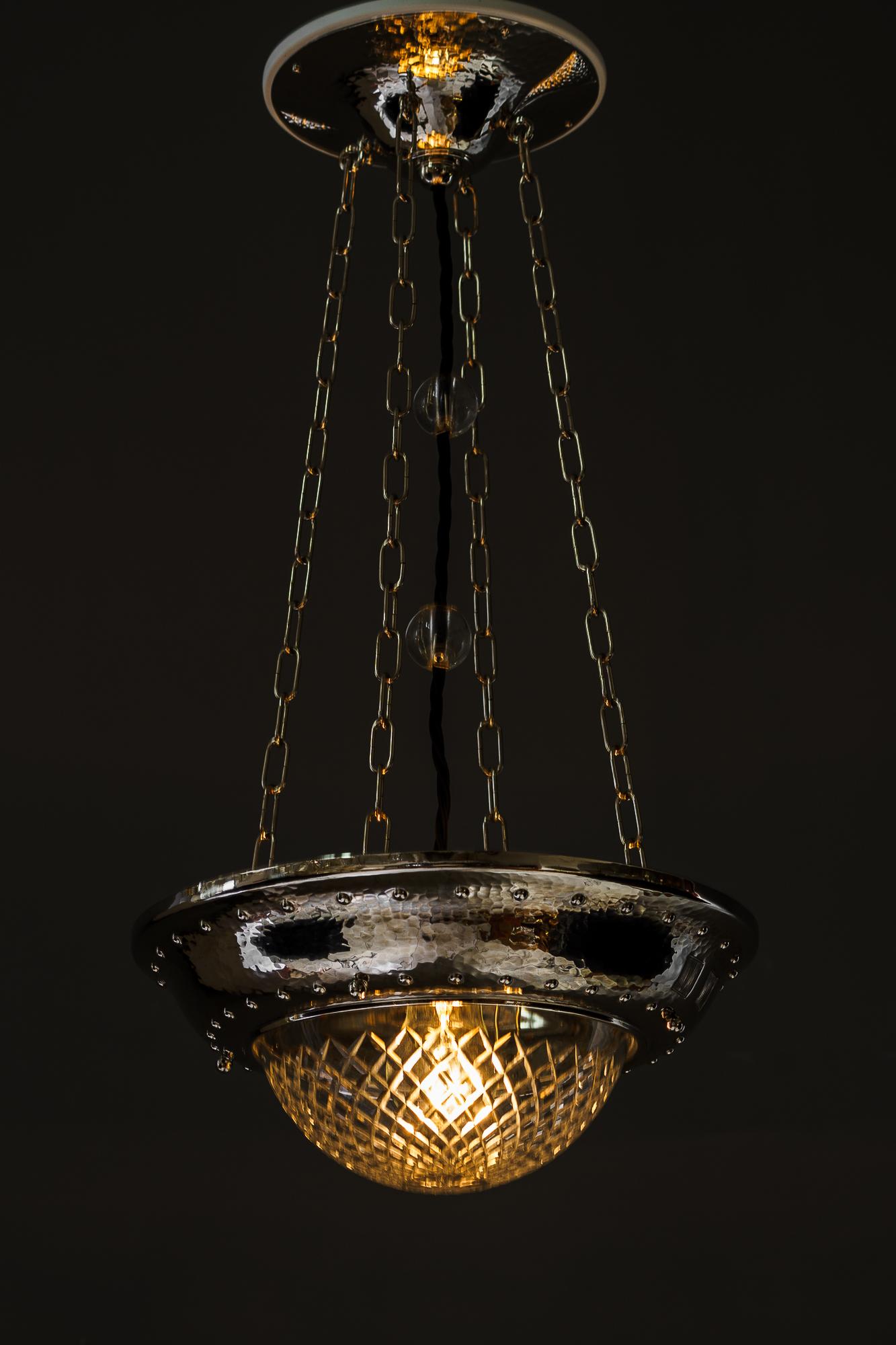 Vernickelter Art Deco Anhänger mit geschliffenem Glas aus Wien um 1920 im Angebot 4