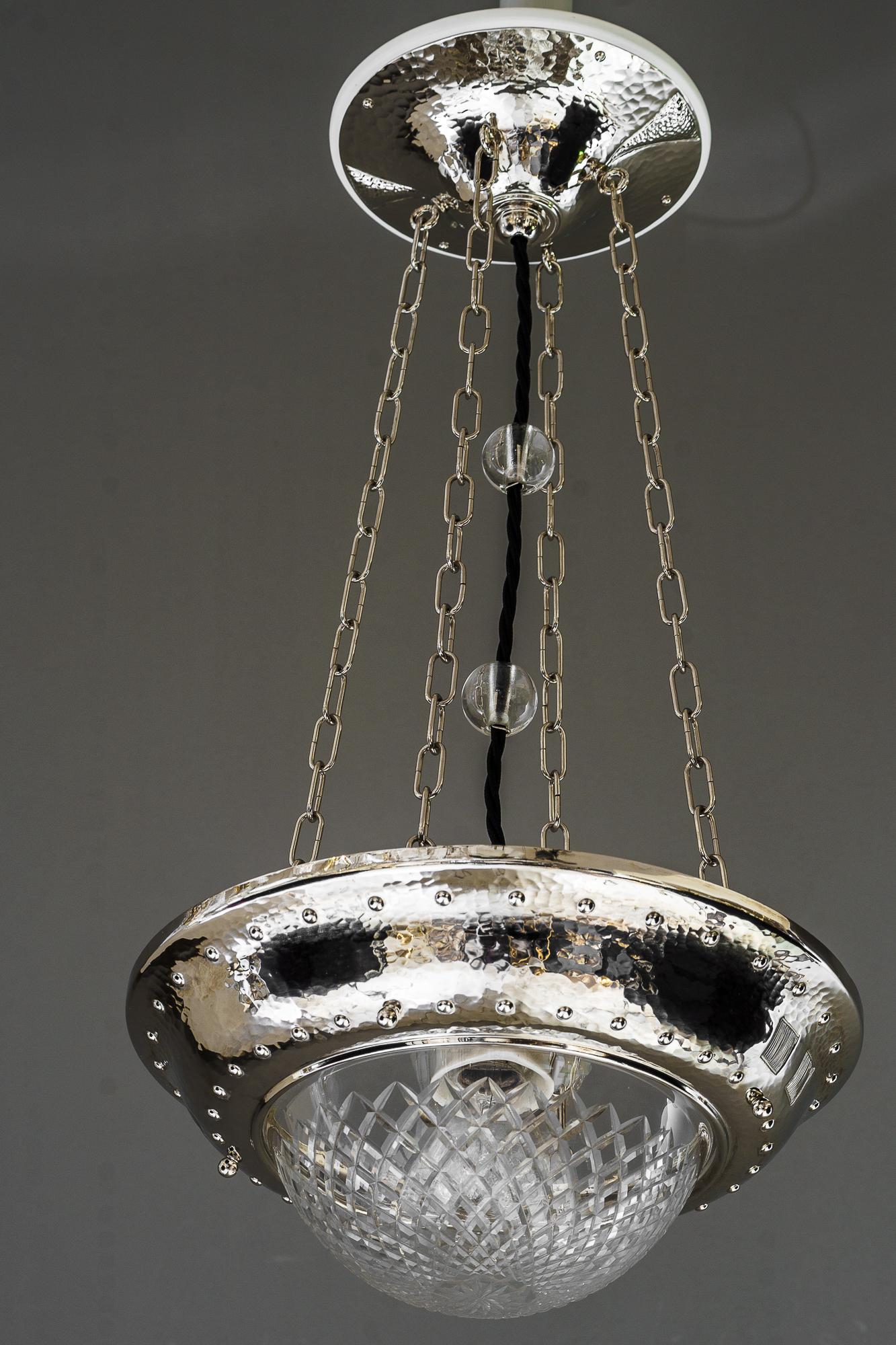 Vernickelter Art Deco Anhänger mit geschliffenem Glas aus Wien um 1920
Original antiker geschliffener Glasschirm