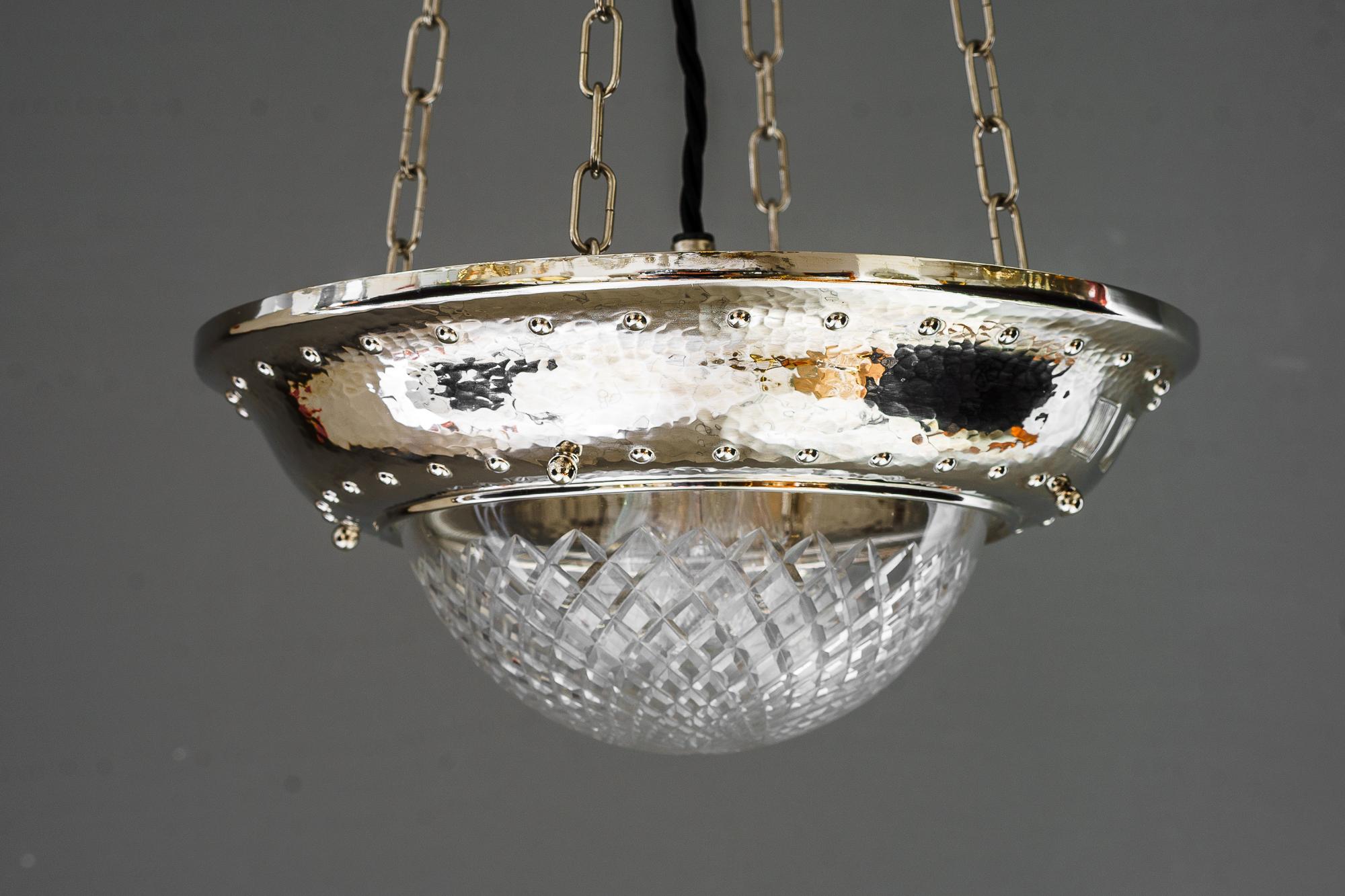 Vernickelter Art Deco Anhänger mit geschliffenem Glas aus Wien um 1920 (Art déco) im Angebot