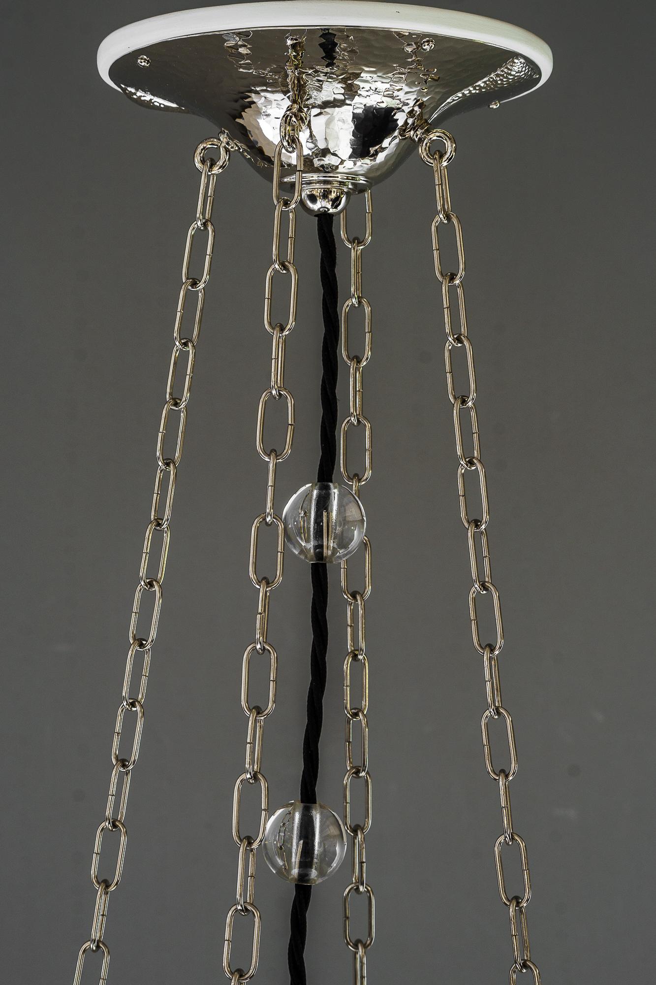 Vernickelter Art Deco Anhänger mit geschliffenem Glas aus Wien um 1920 (Österreichisch) im Angebot