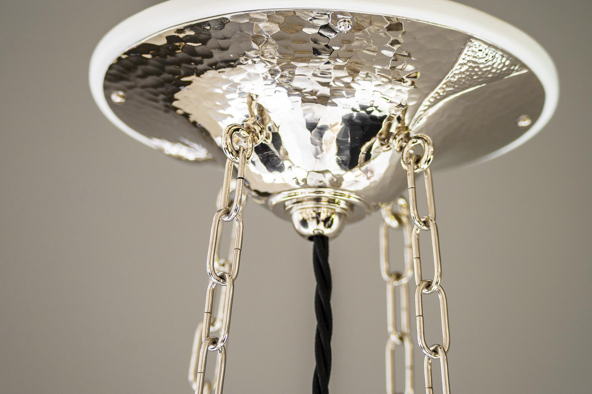 Vernickelter Art Deco Anhänger mit geschliffenem Glas aus Wien um 1920 (Geschliffenes Glas) im Angebot