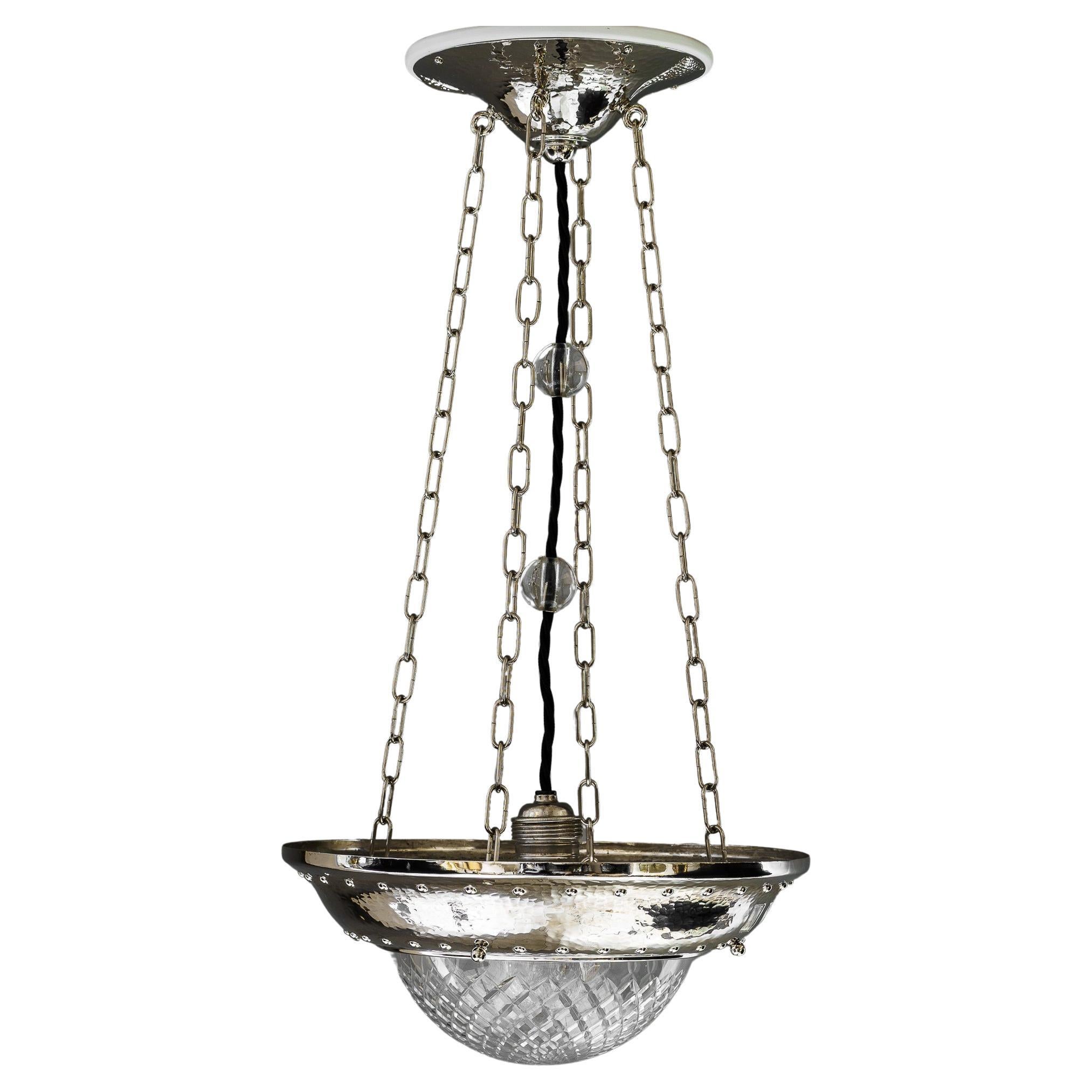 Vernickelter Art Deco Anhänger mit geschliffenem Glas aus Wien um 1920 im Angebot