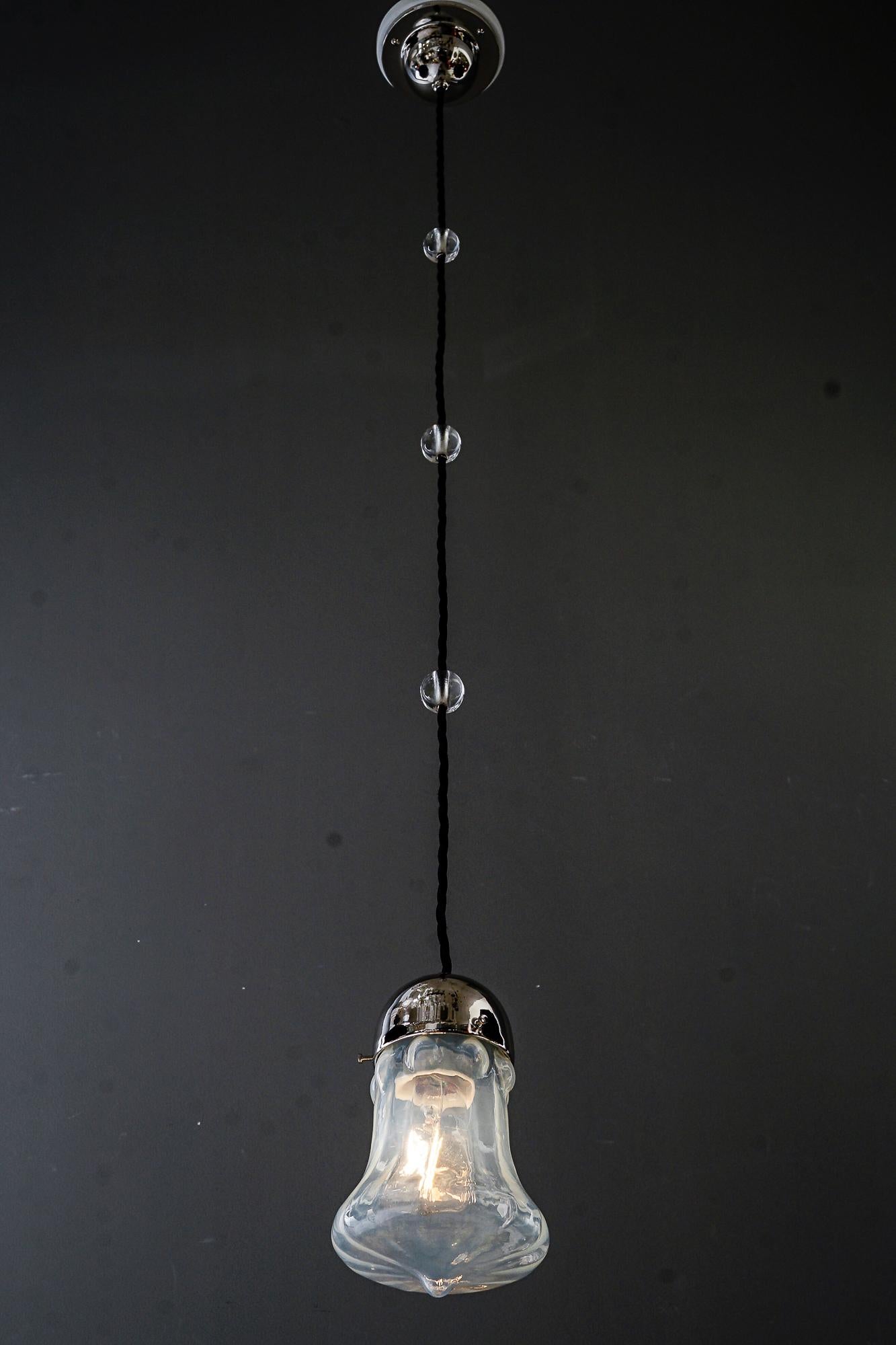 Pendentif Art Déco nickelé avec verre opalin d'origine vers 1920 en vente 2