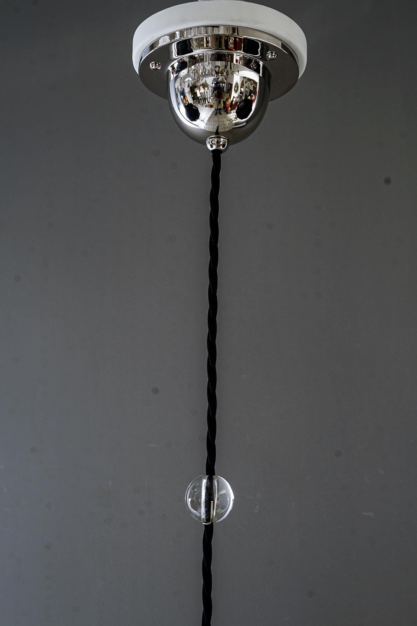 Autrichien Pendentif Art Déco nickelé avec verre opalin d'origine vers 1920 en vente
