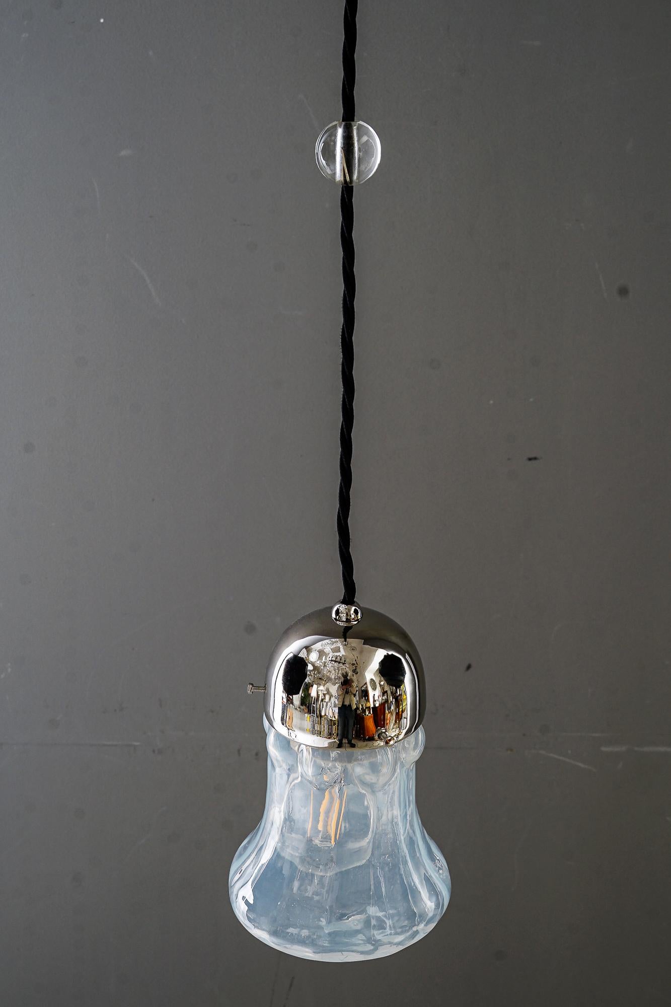 Plaqué Pendentif Art Déco nickelé avec verre opalin d'origine vers 1920 en vente