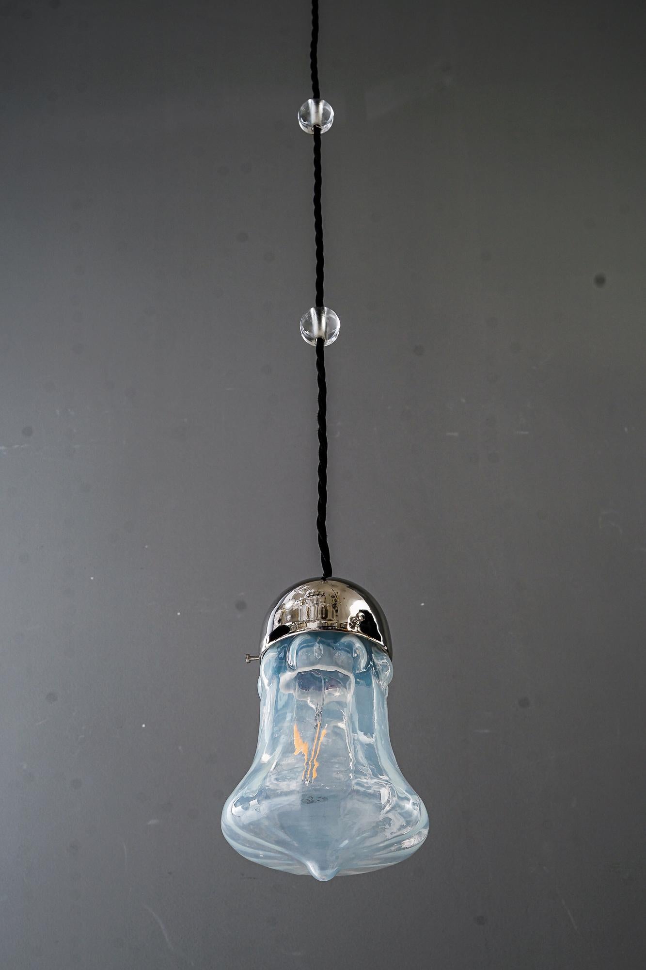 Pendentif Art Déco nickelé avec verre opalin d'origine vers 1920 Bon état - En vente à Wien, AT