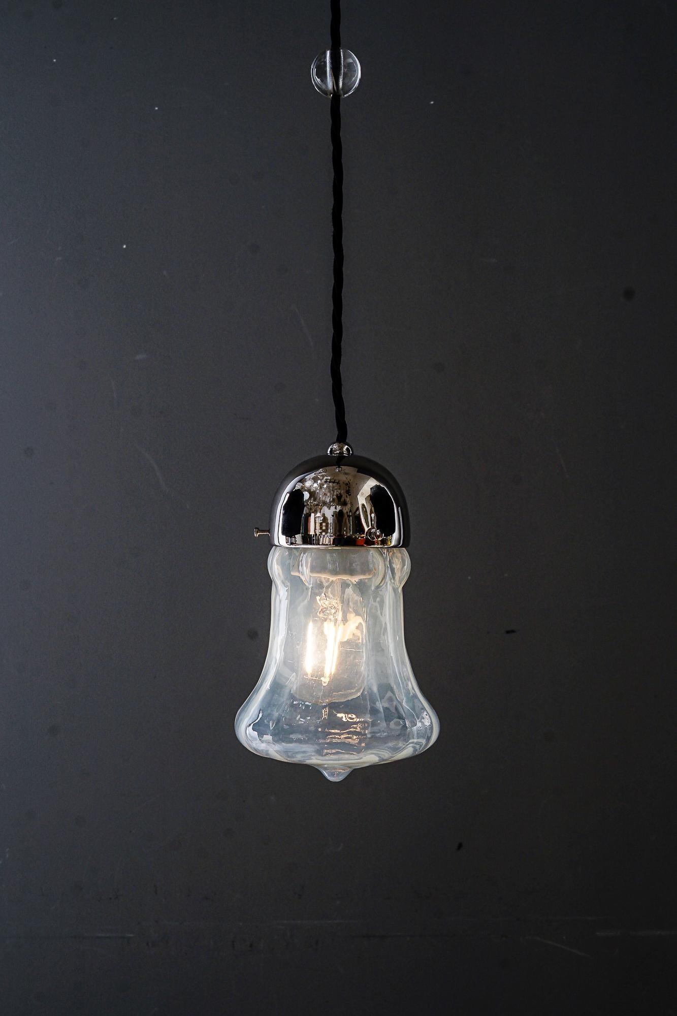 Début du 20ème siècle Pendentif Art Déco nickelé avec verre opalin d'origine vers 1920 en vente
