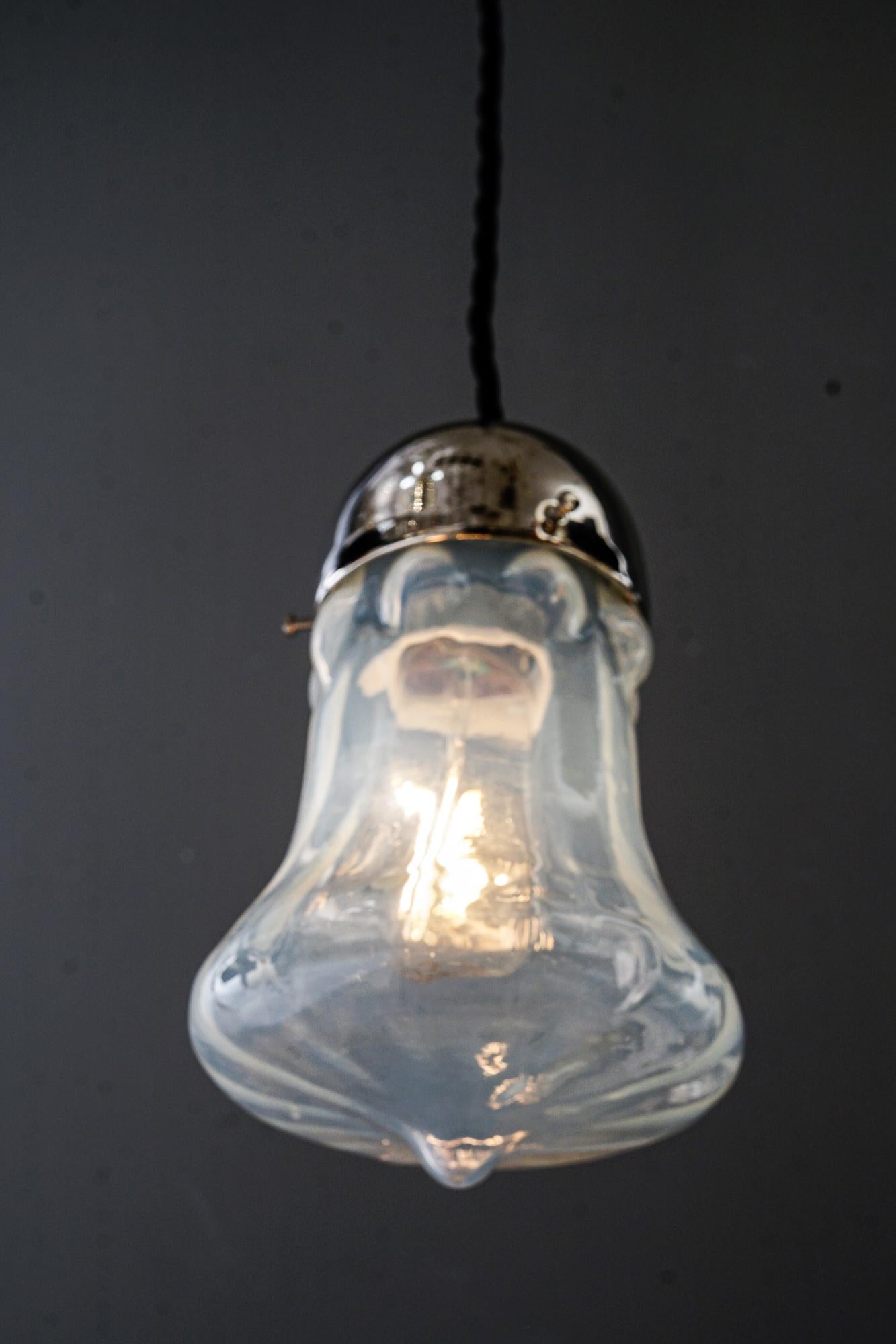Pendentif Art Déco nickelé avec verre opalin d'origine vers 1920 en vente 1