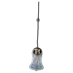 Colgante Art Déco niquelado con cristal opalino antiguo original de alrededor de 1920