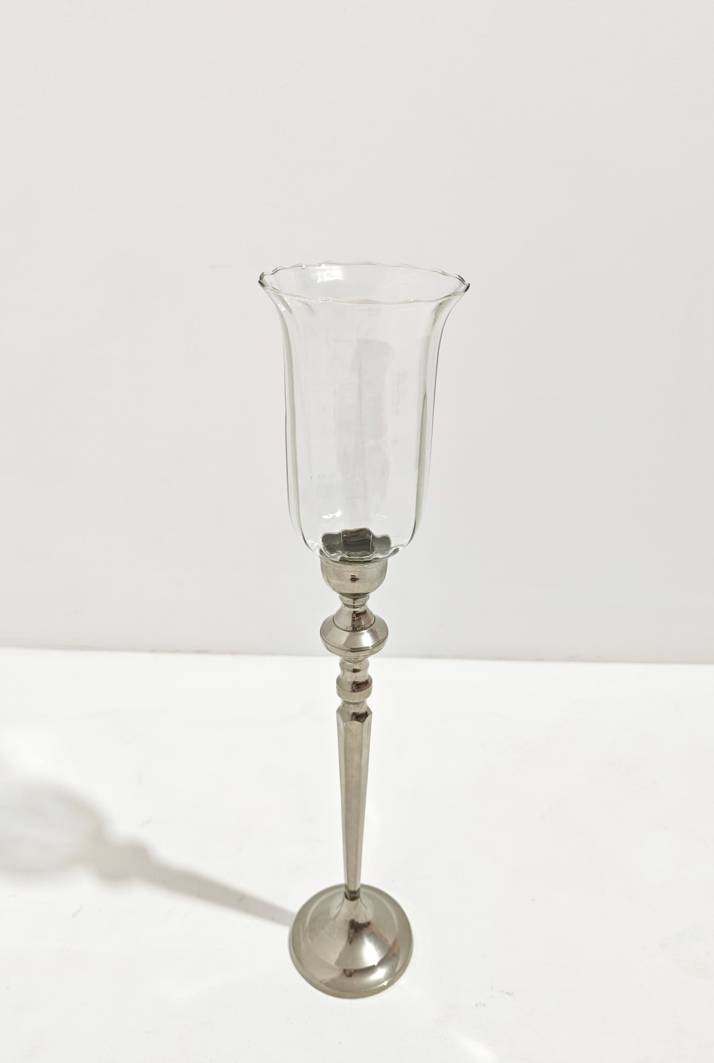 Portavelas elegante y refinado. Vástago de latón niquelado, con un cuenco de cristal de boca ligeramente ondulada. Excelente mano de obra . Gran artículo decorativo. Por favor, mira atentamente el vídeo y las fotos, gracias. 

Peso: 1.140
