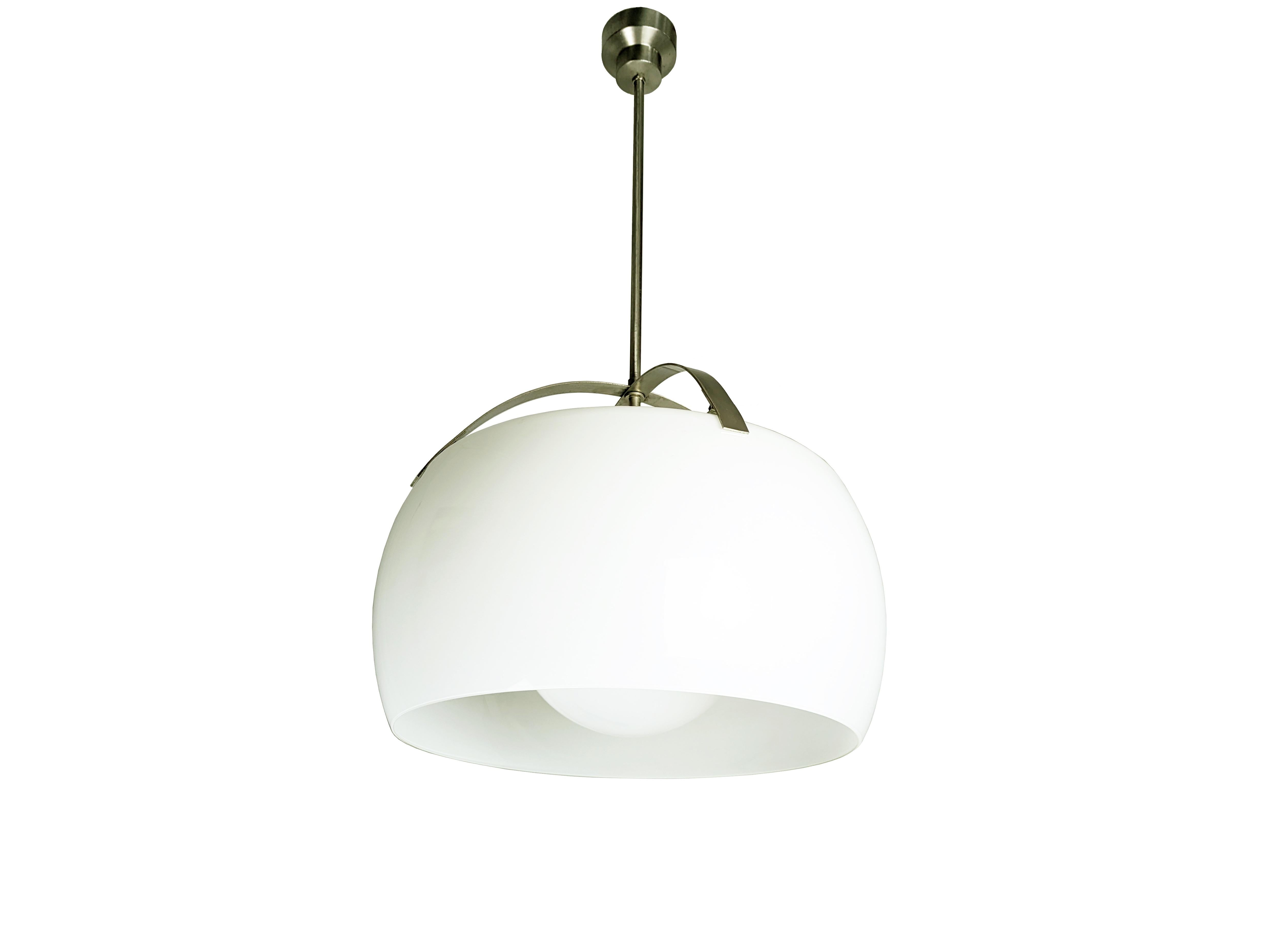 This elegant pendant was designed in the 1960s by Vico Magistretti for Artemide.
It is made from a nickel-plated brass structure with 2 opaline glass shades. Its electrical system features 1 light holder (E27/large incandescent bulb). The lamp
